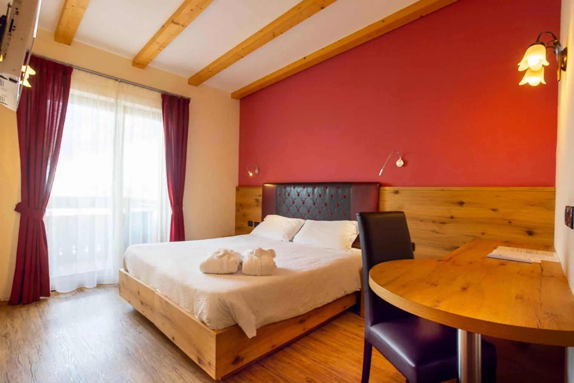 Living room, Bed in Hotel Crepei