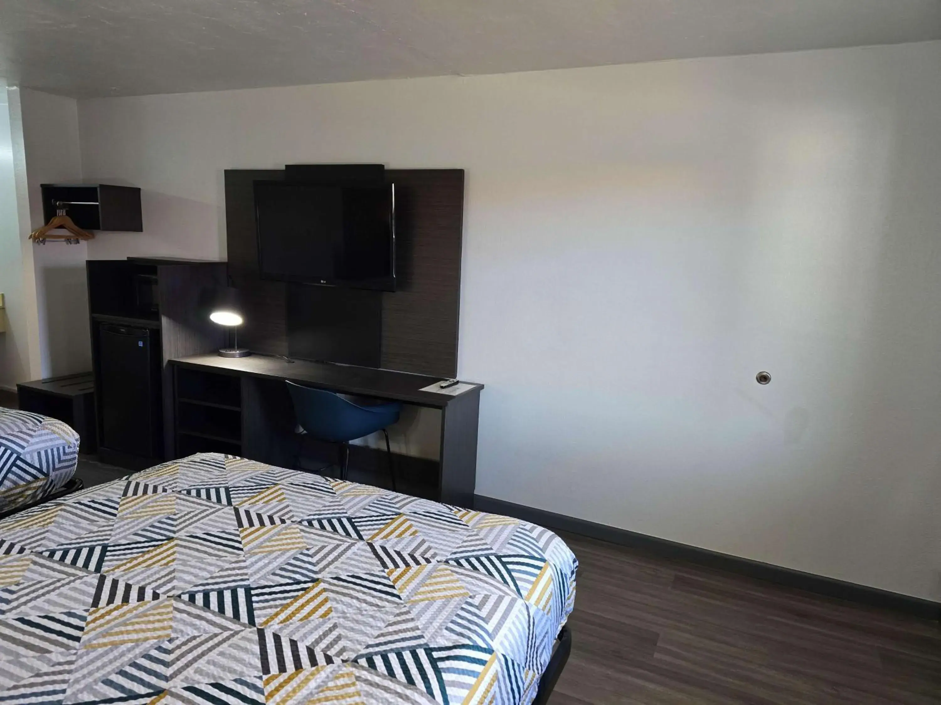 Queen Room with Two Queen Beds - Smoking in Motel 6 Oklahoma City OK Frontier City Queen Room with Two Queen Beds - Smoking in Motel 6 Oklahoma City OK Frontier City