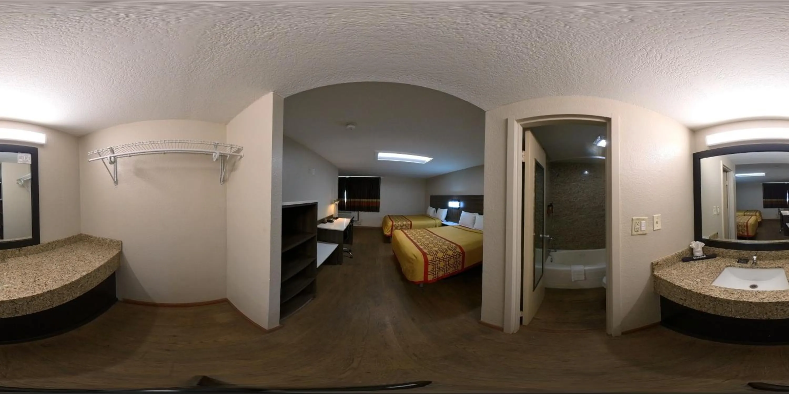 Photo of the whole room, Bed in Guest Inn Rogers