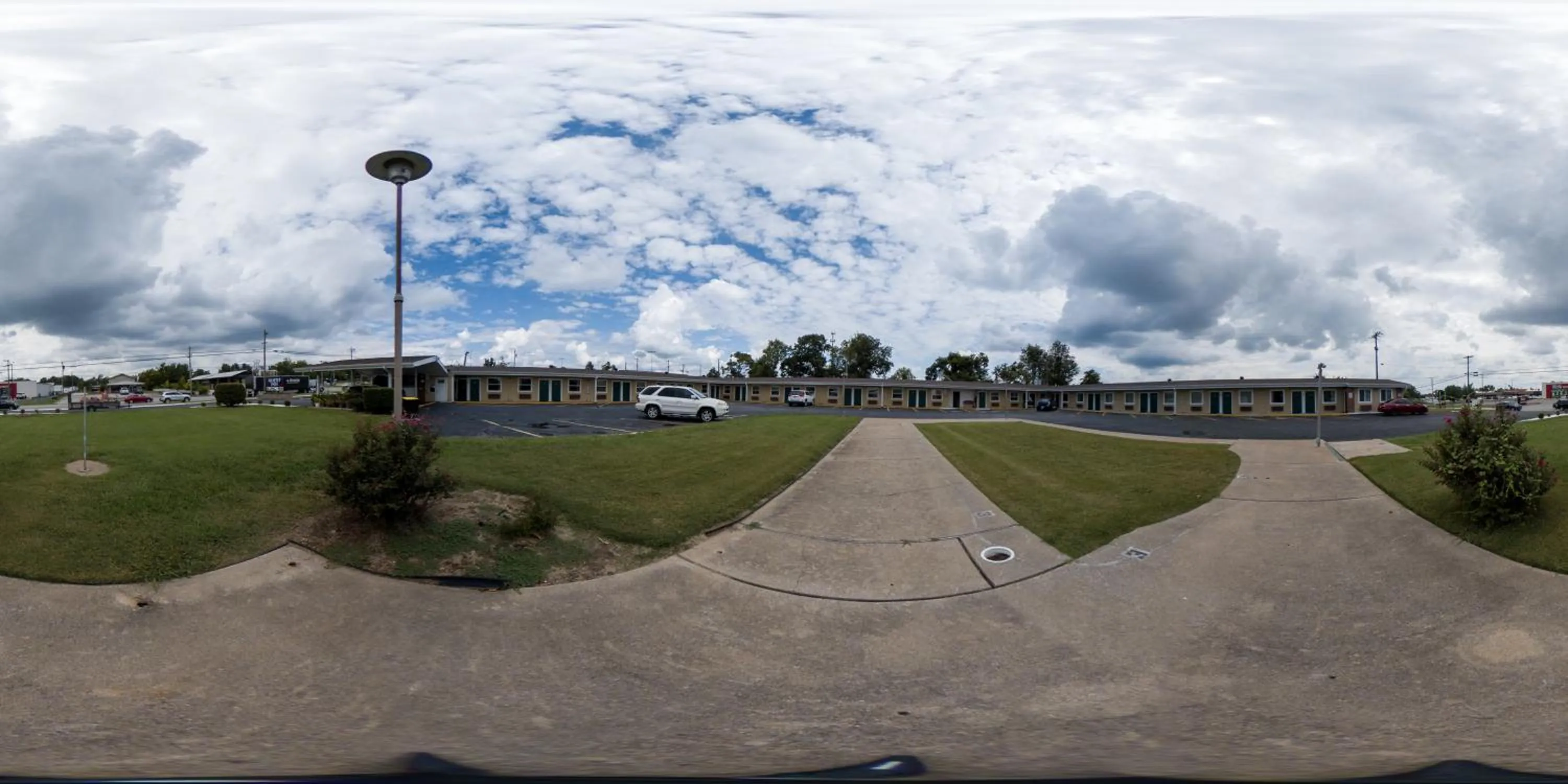 Property building in Guest Inn Rogers