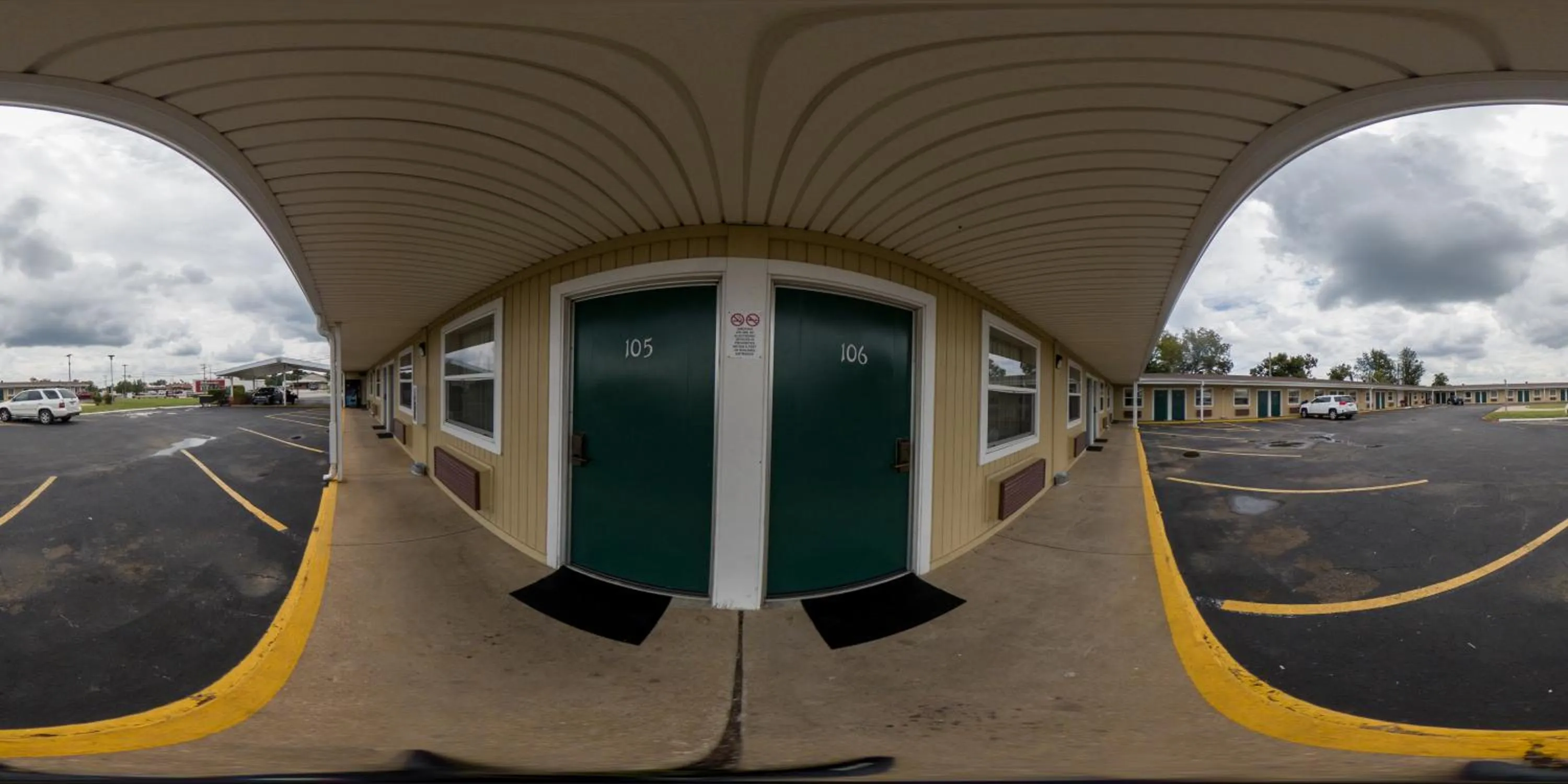 Property building in Guest Inn Rogers