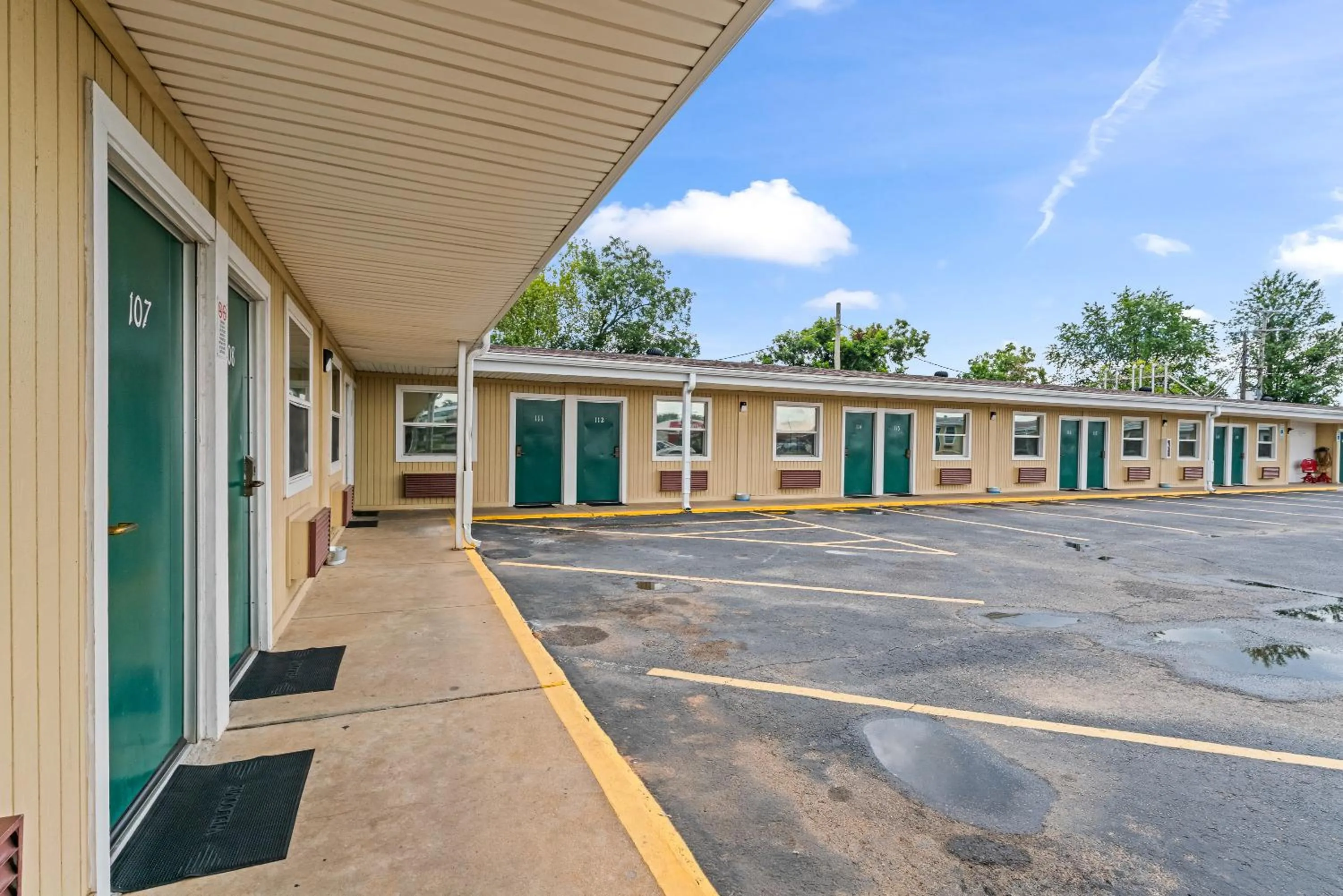 Property building in Guest Inn Rogers