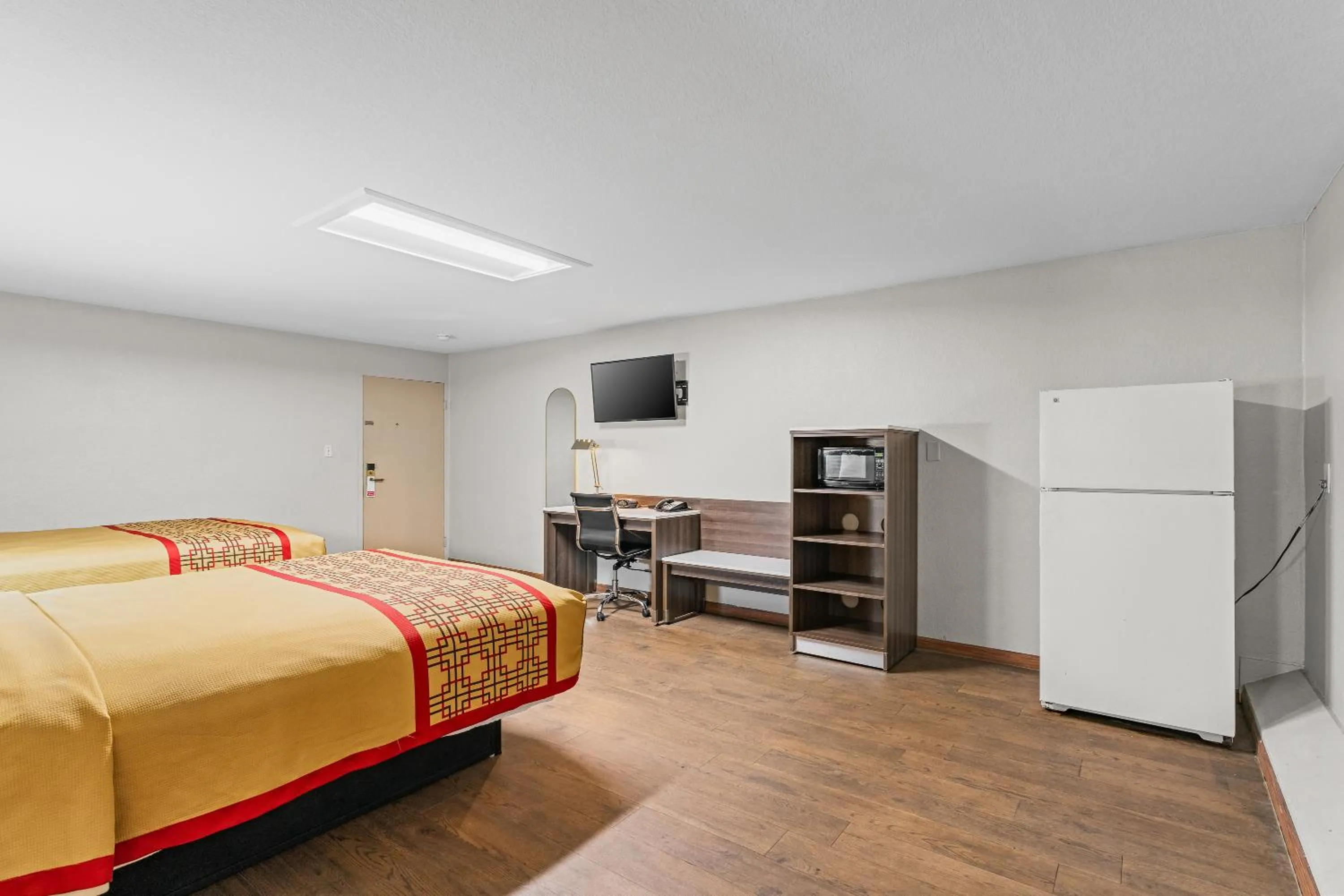 Bedroom, Bed in Guest Inn Rogers