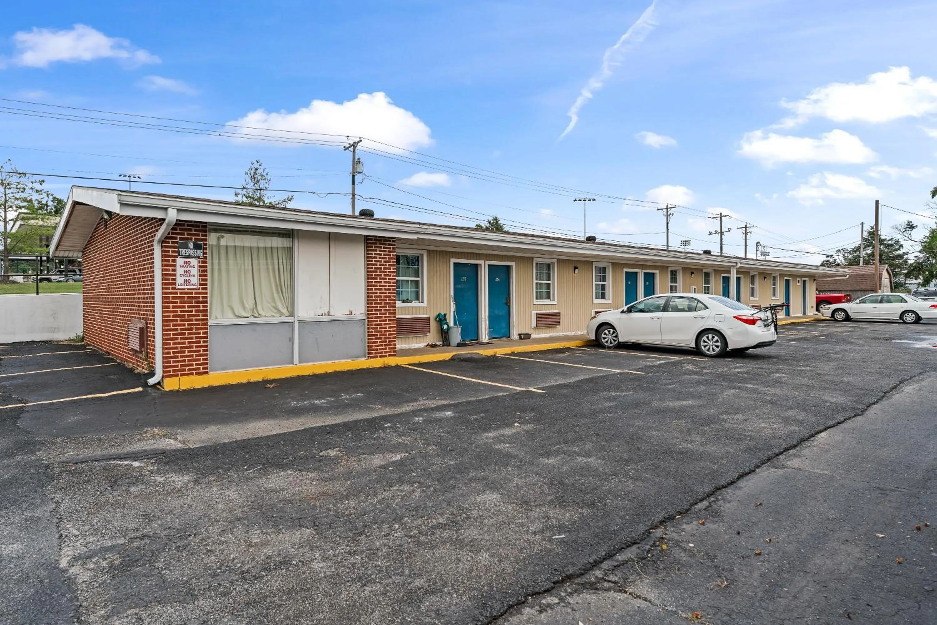 Property building in Guest Inn Rogers