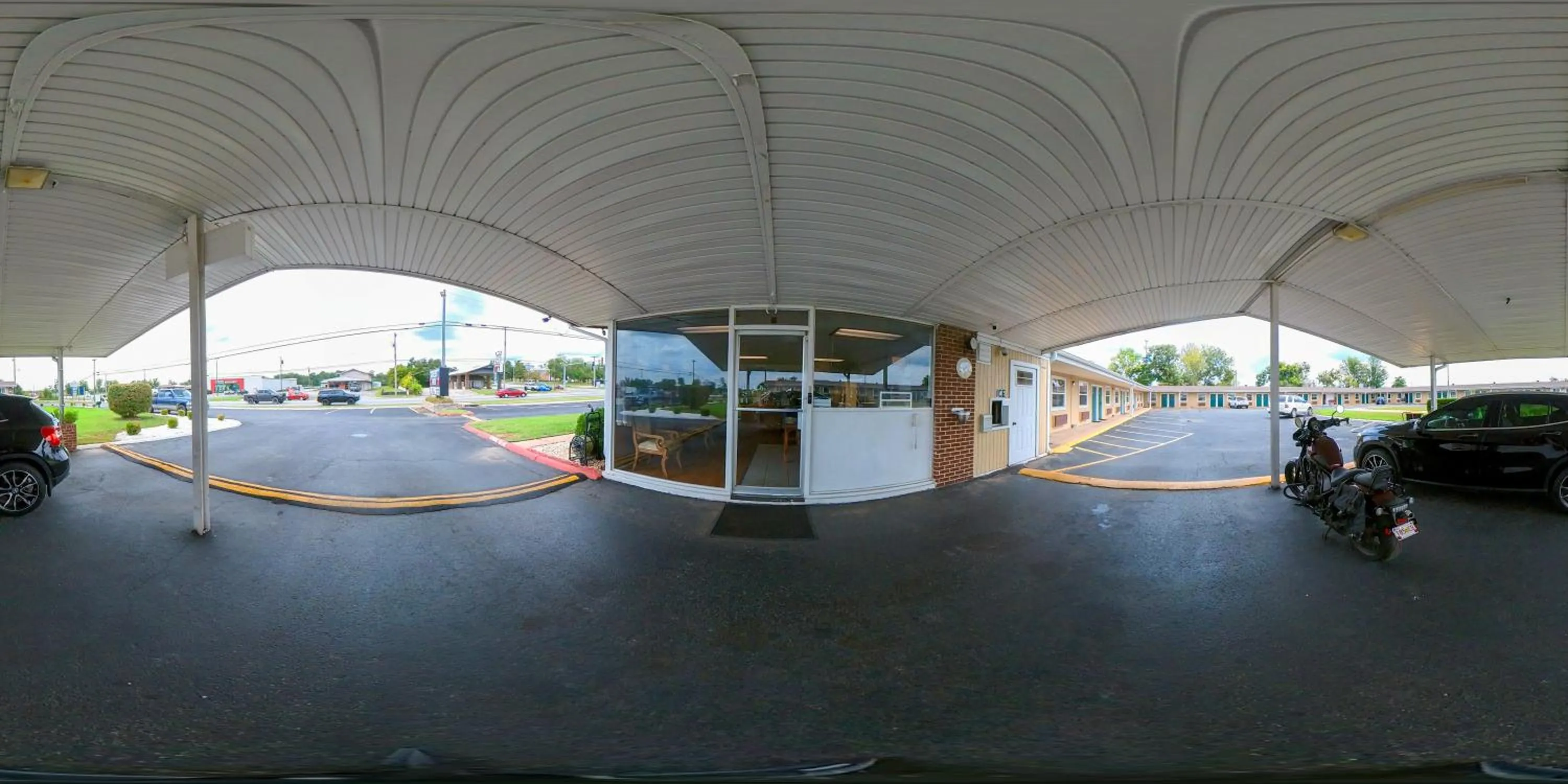 Property building in Guest Inn Rogers