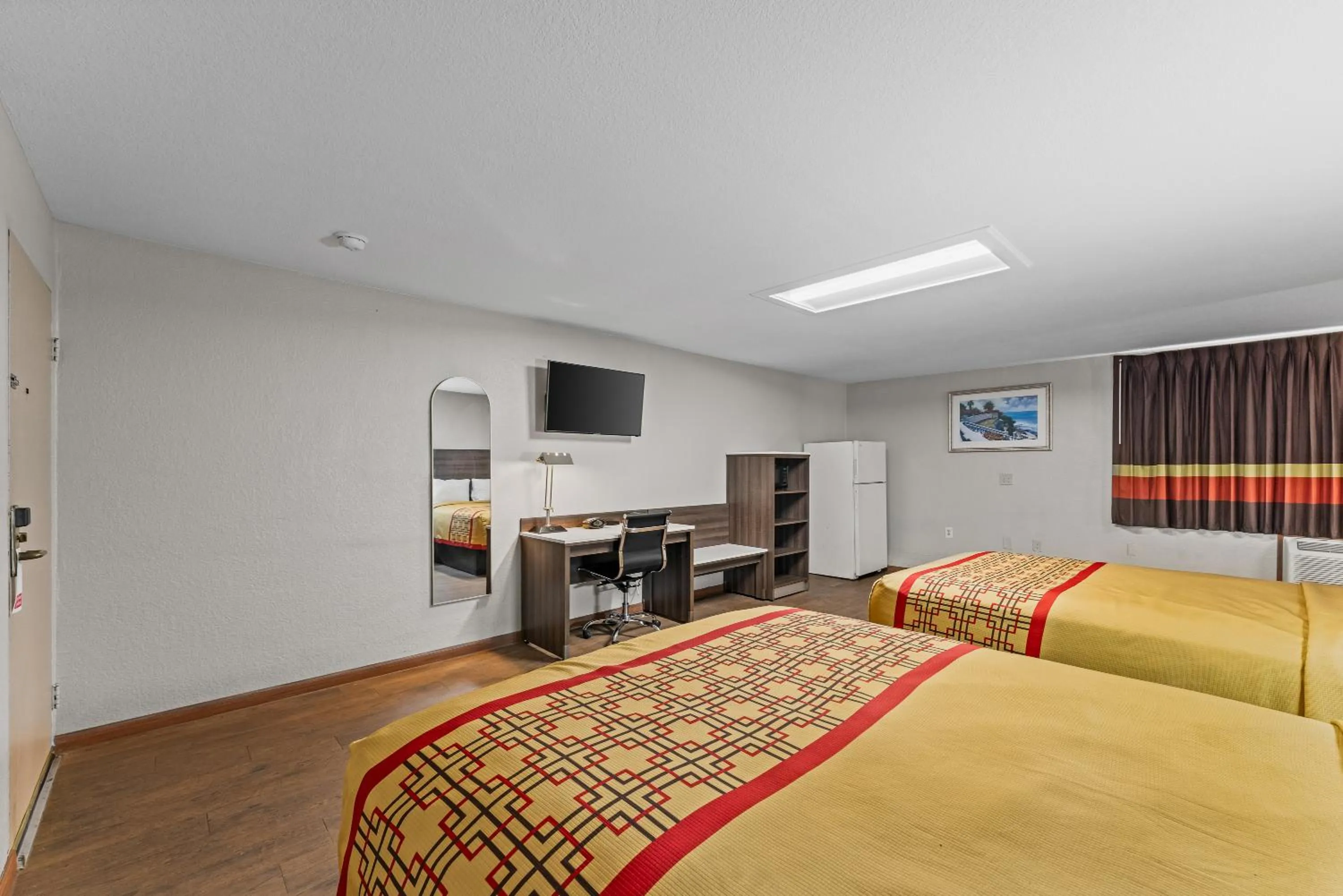 Bedroom, Bed in Guest Inn Rogers