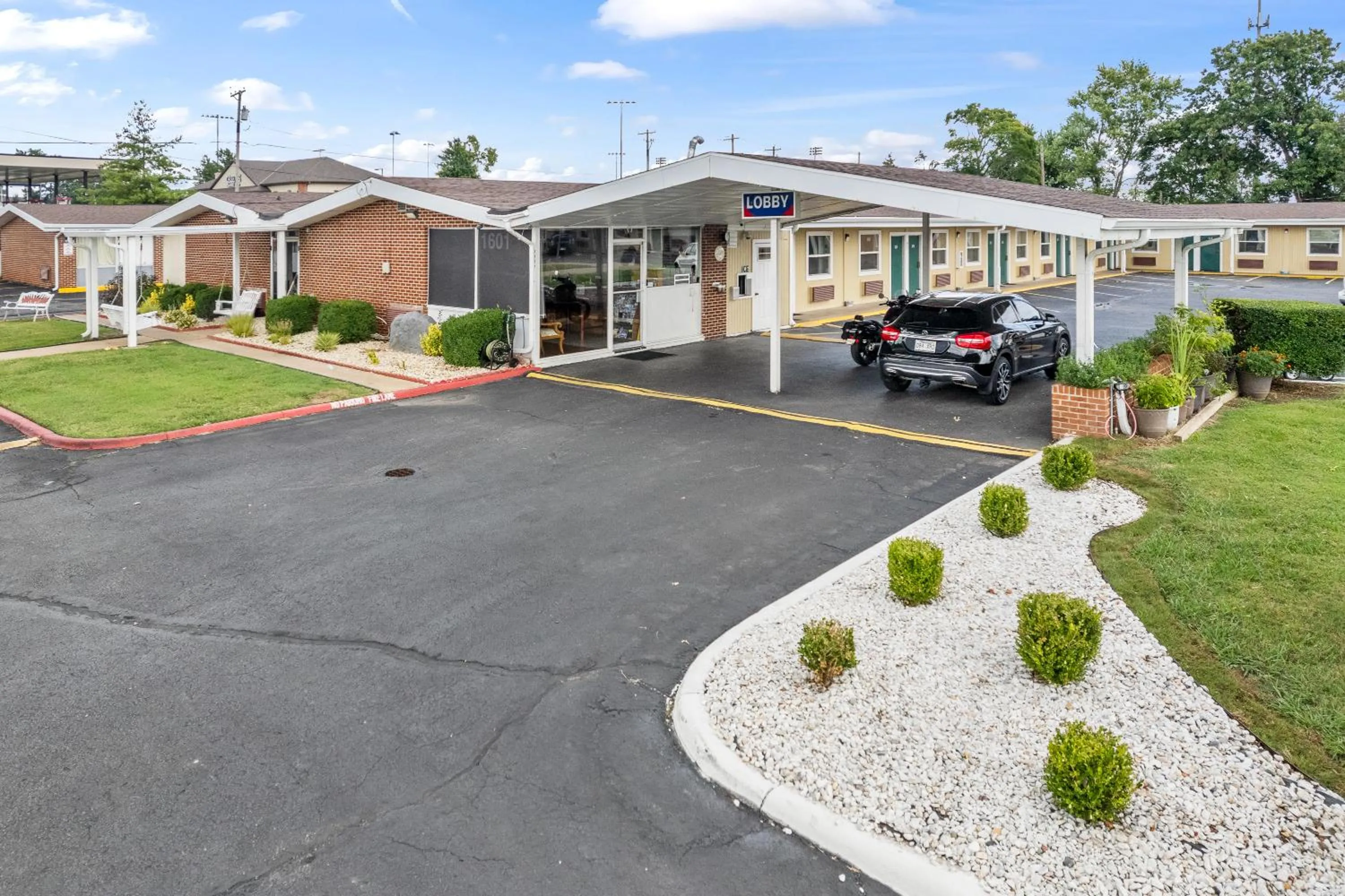 Property building in Guest Inn Rogers