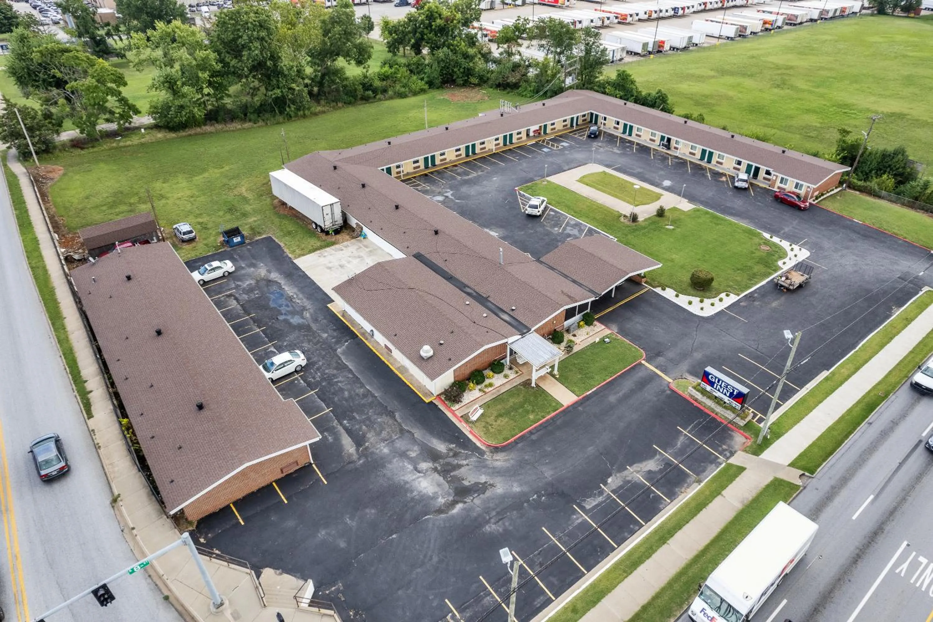 Property building in Guest Inn Rogers