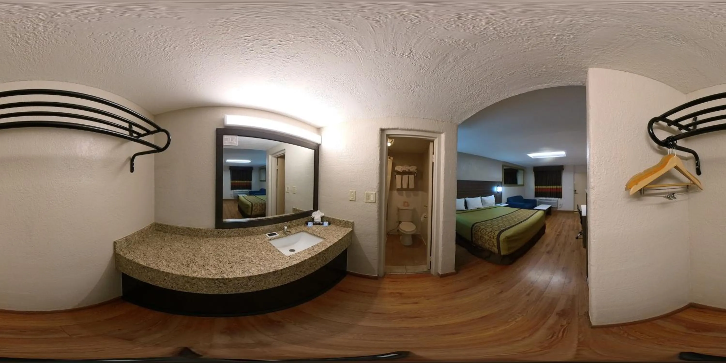 Photo of the whole room, Bed in Guest Inn Rogers