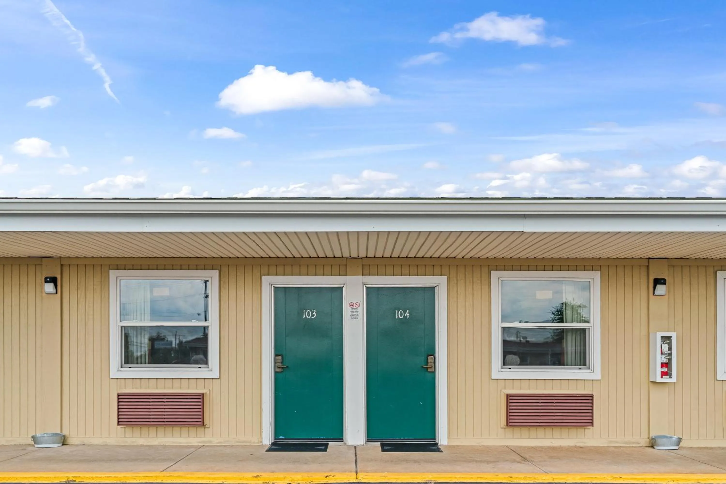 Property building in Guest Inn Rogers