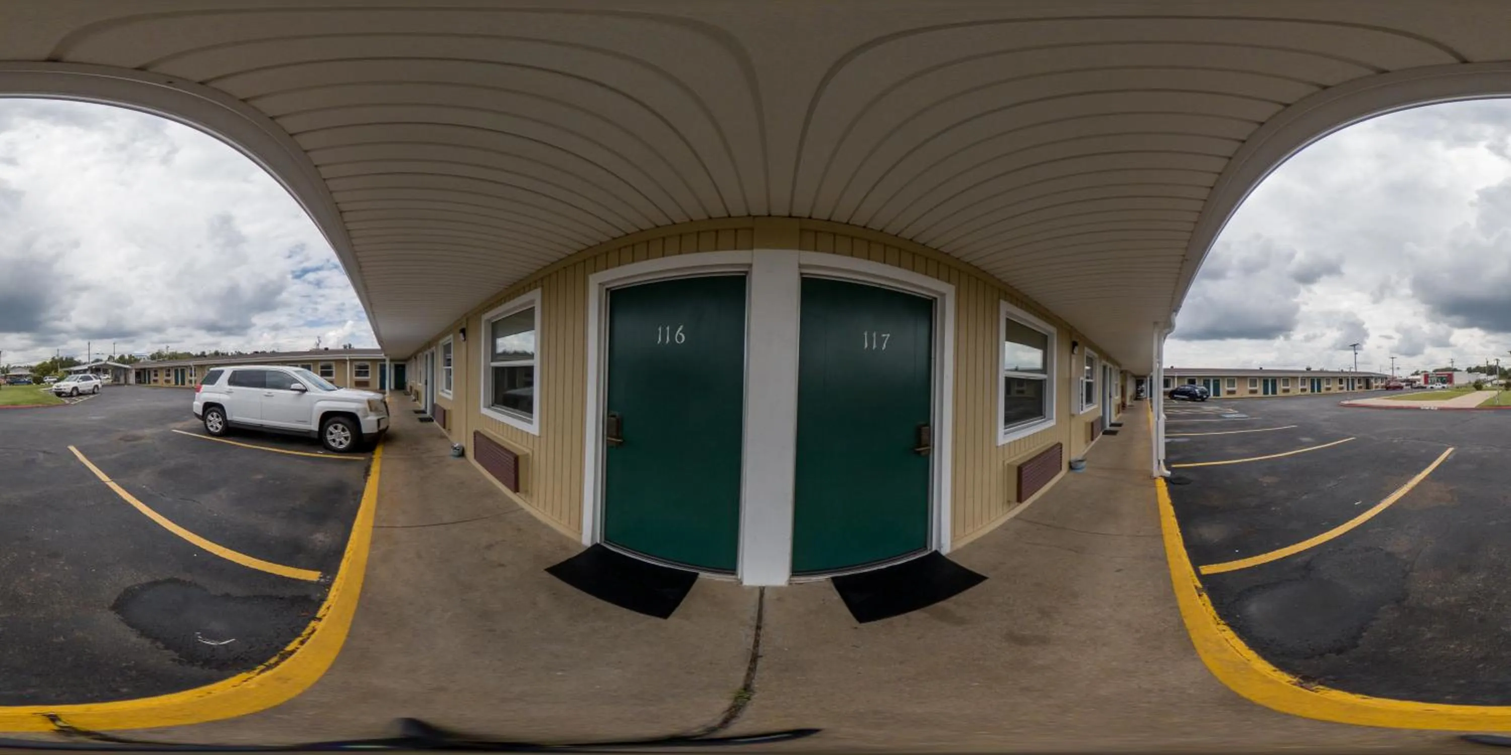 Property building in Guest Inn Rogers