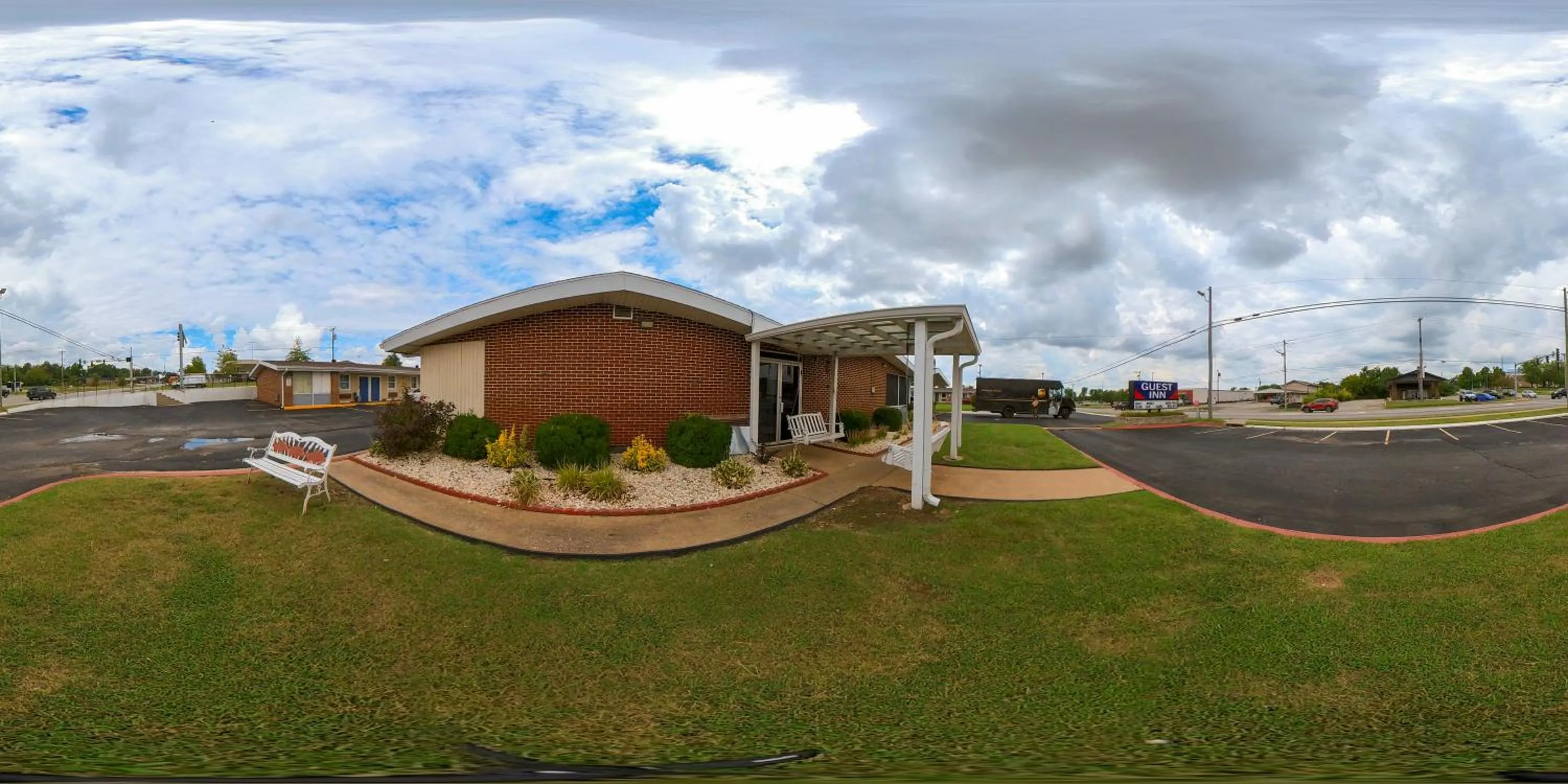 Property building in Guest Inn Rogers