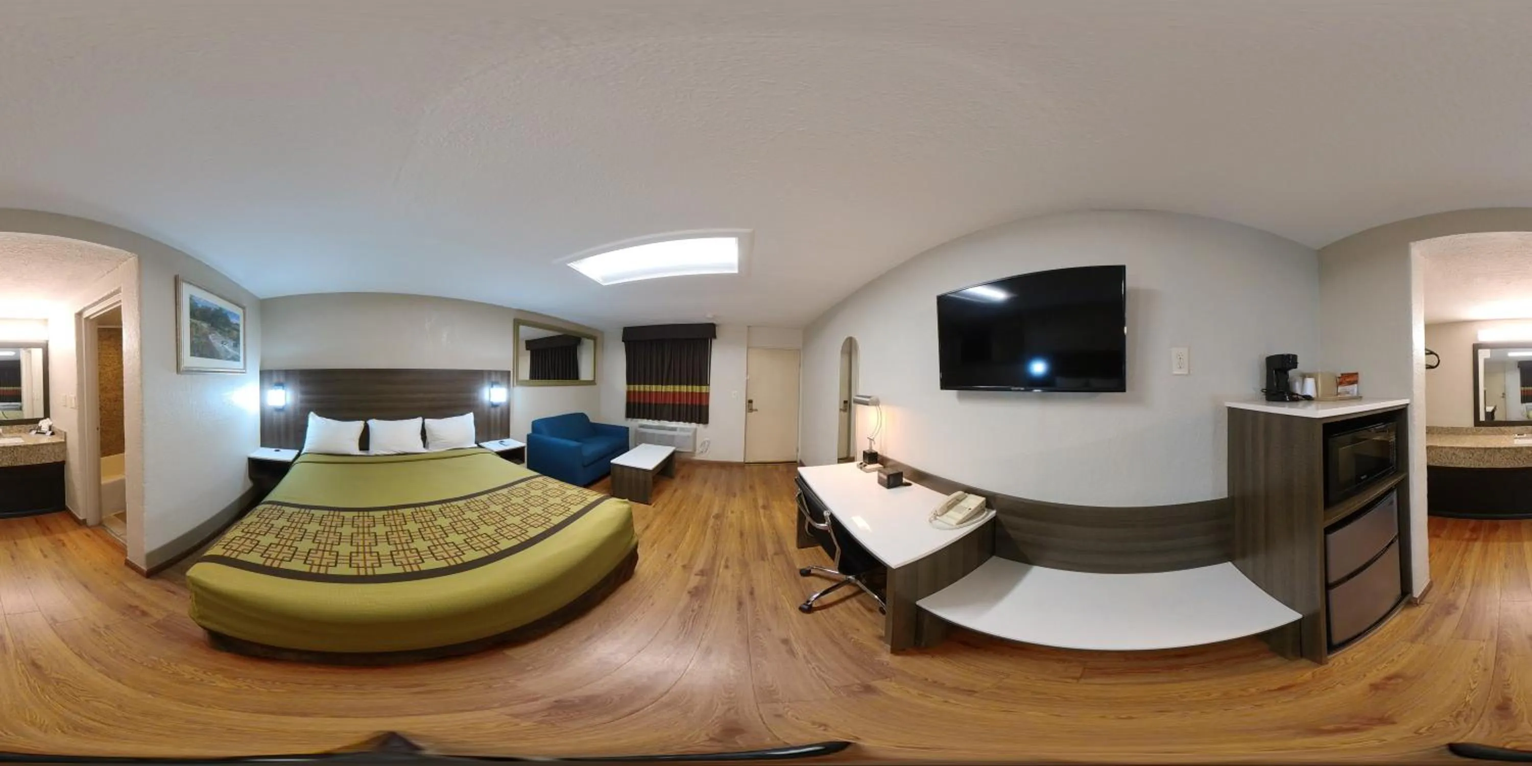 Photo of the whole room, Bed in Guest Inn Rogers