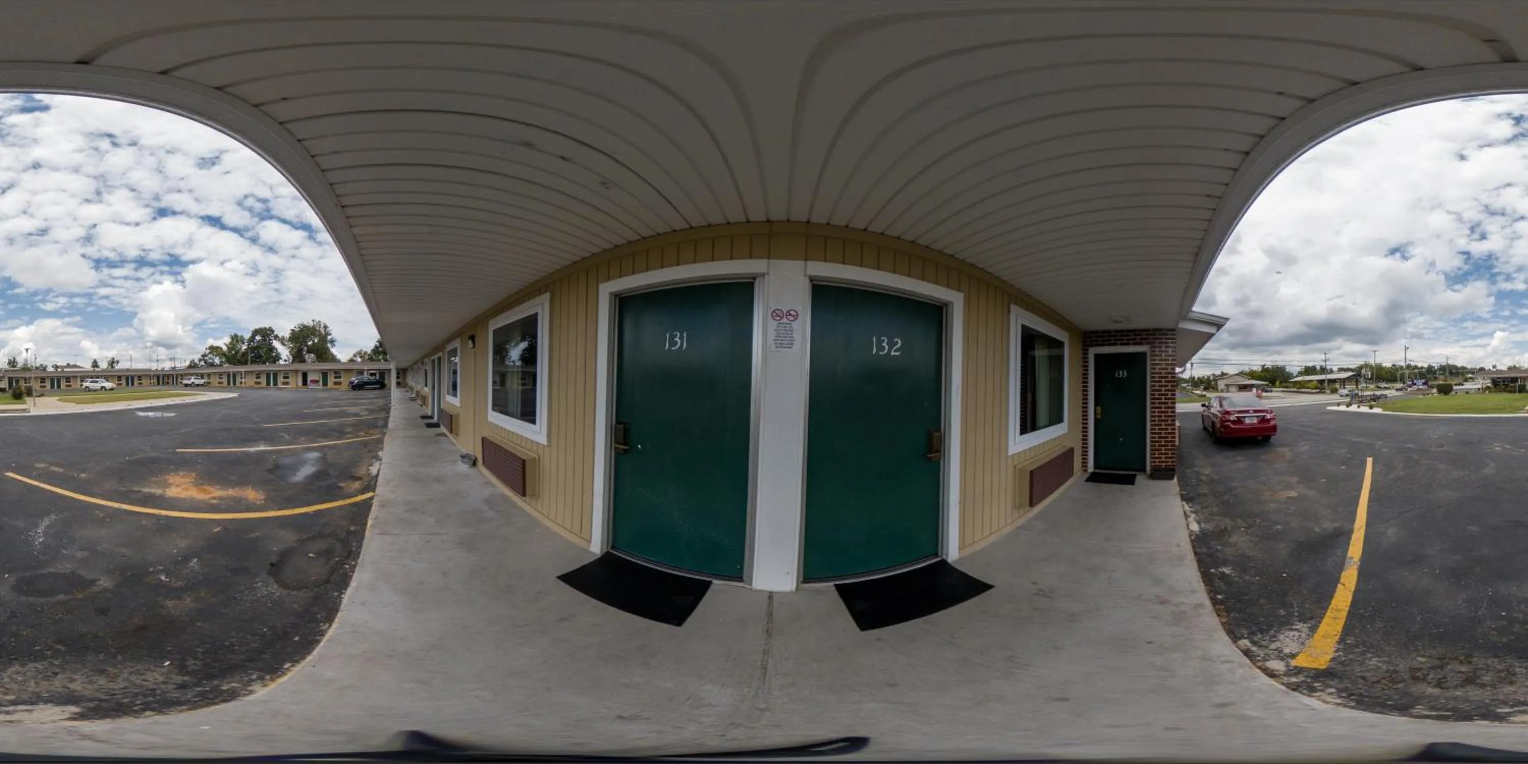 Property building in Guest Inn Rogers