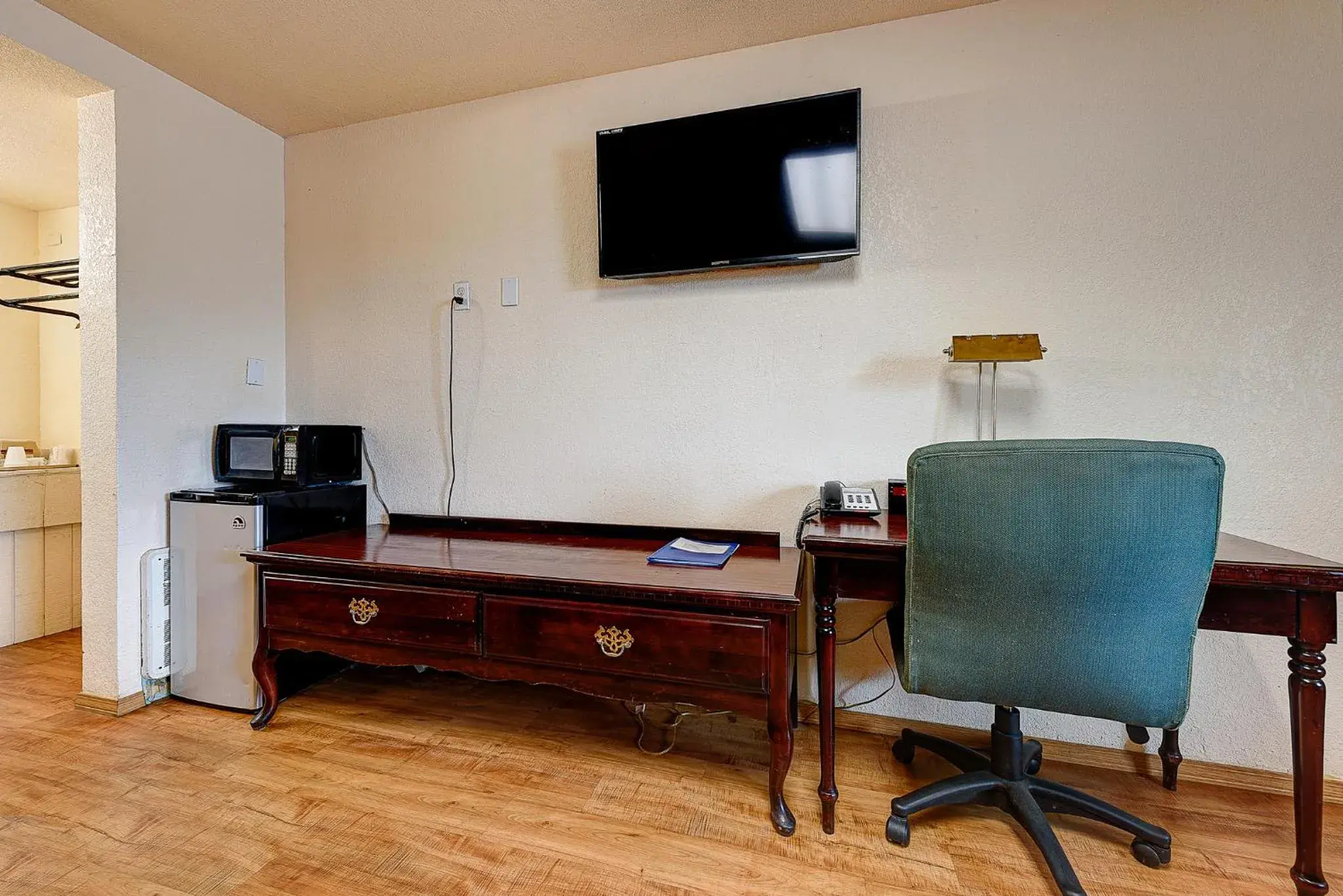 Standard 2 Queen Bed Non Smoking Room in Guest Inn Rogers Standard 2 Queen Bed Non Smoking Room in Guest Inn Rogers