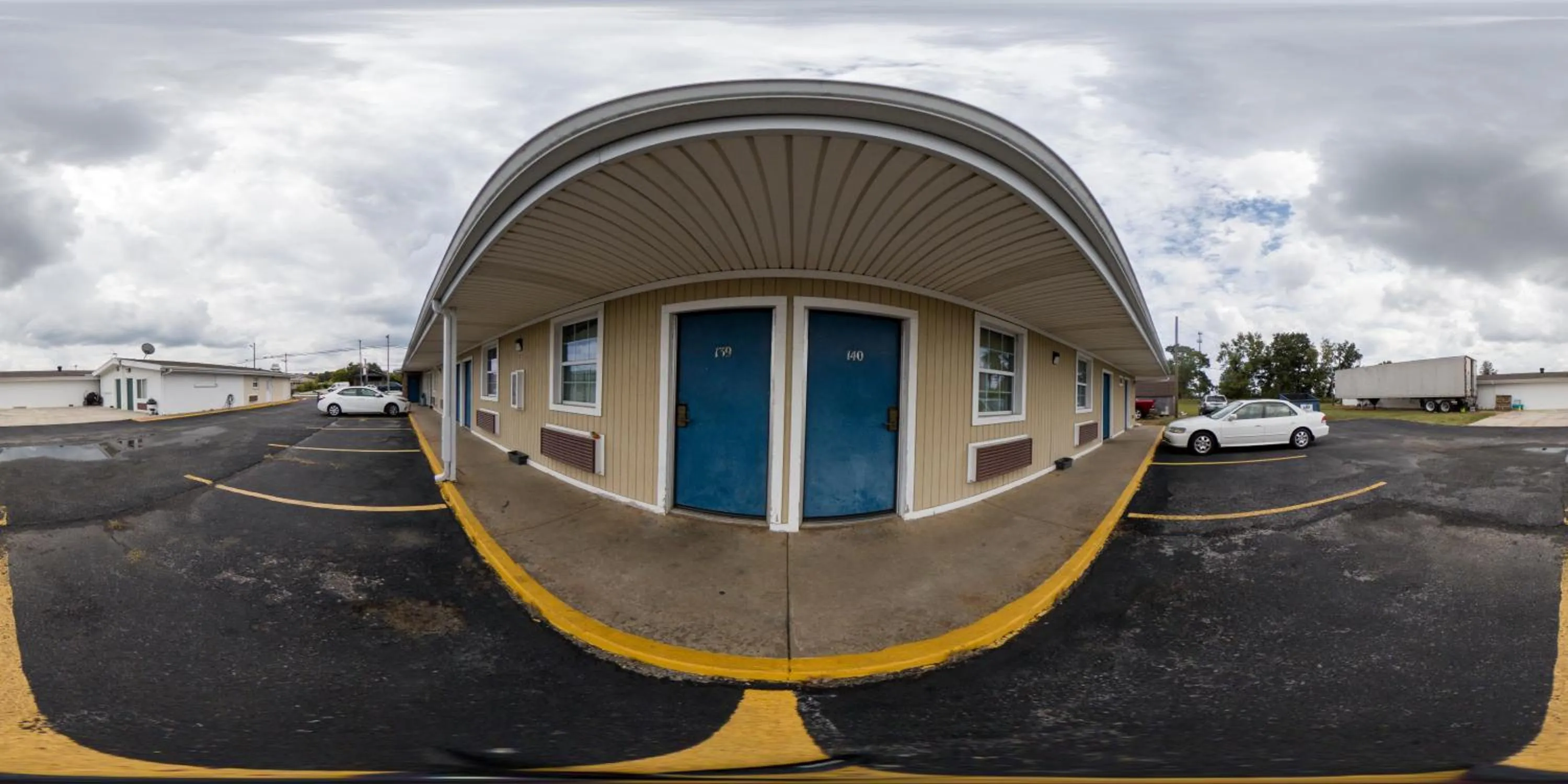 Property building in Guest Inn Rogers