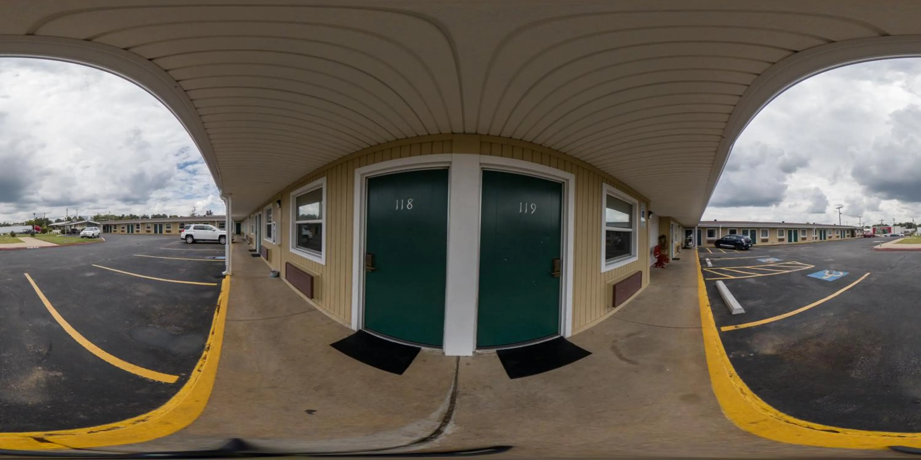 Property building in Guest Inn Rogers