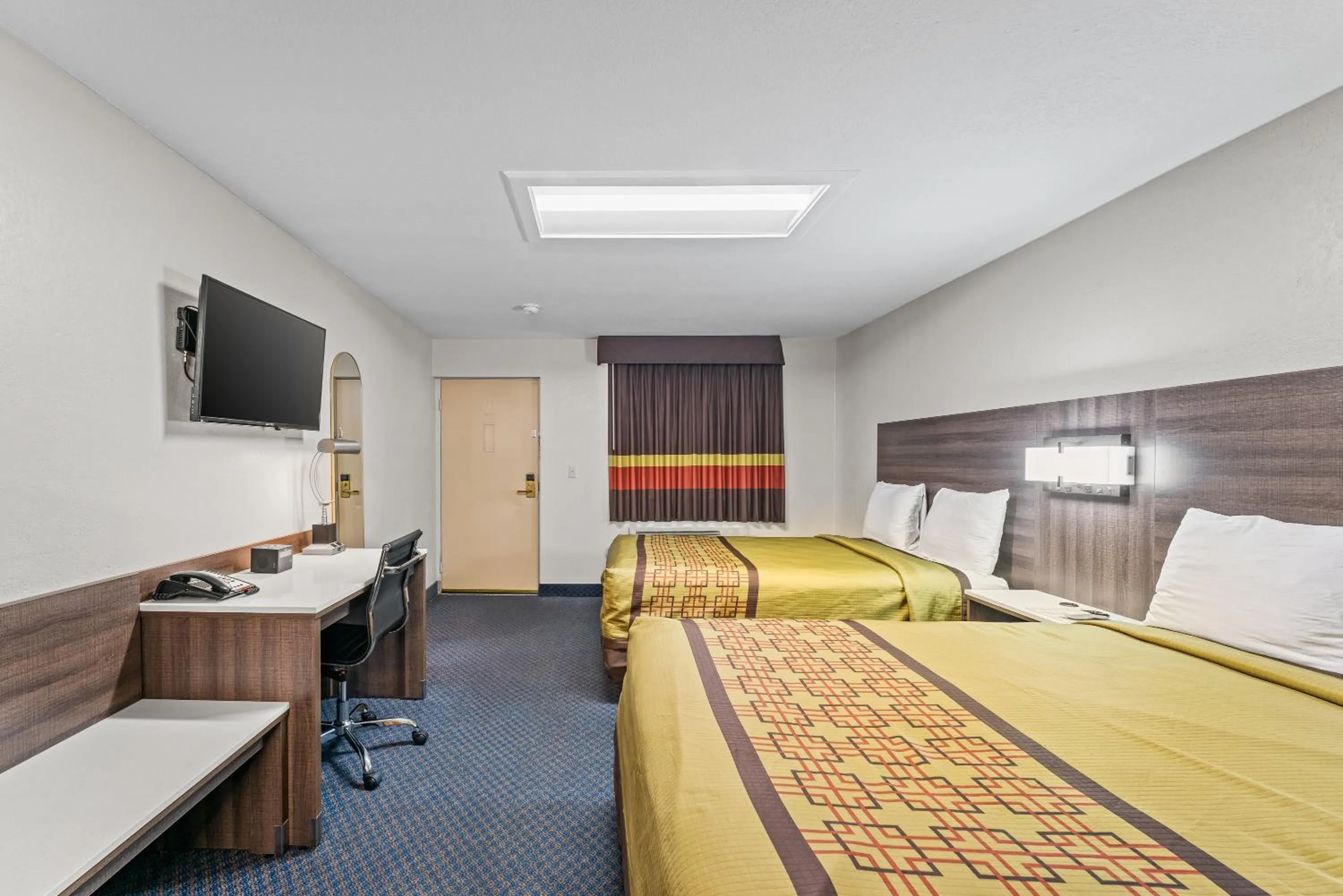 Bedroom, Bed in Guest Inn Rogers