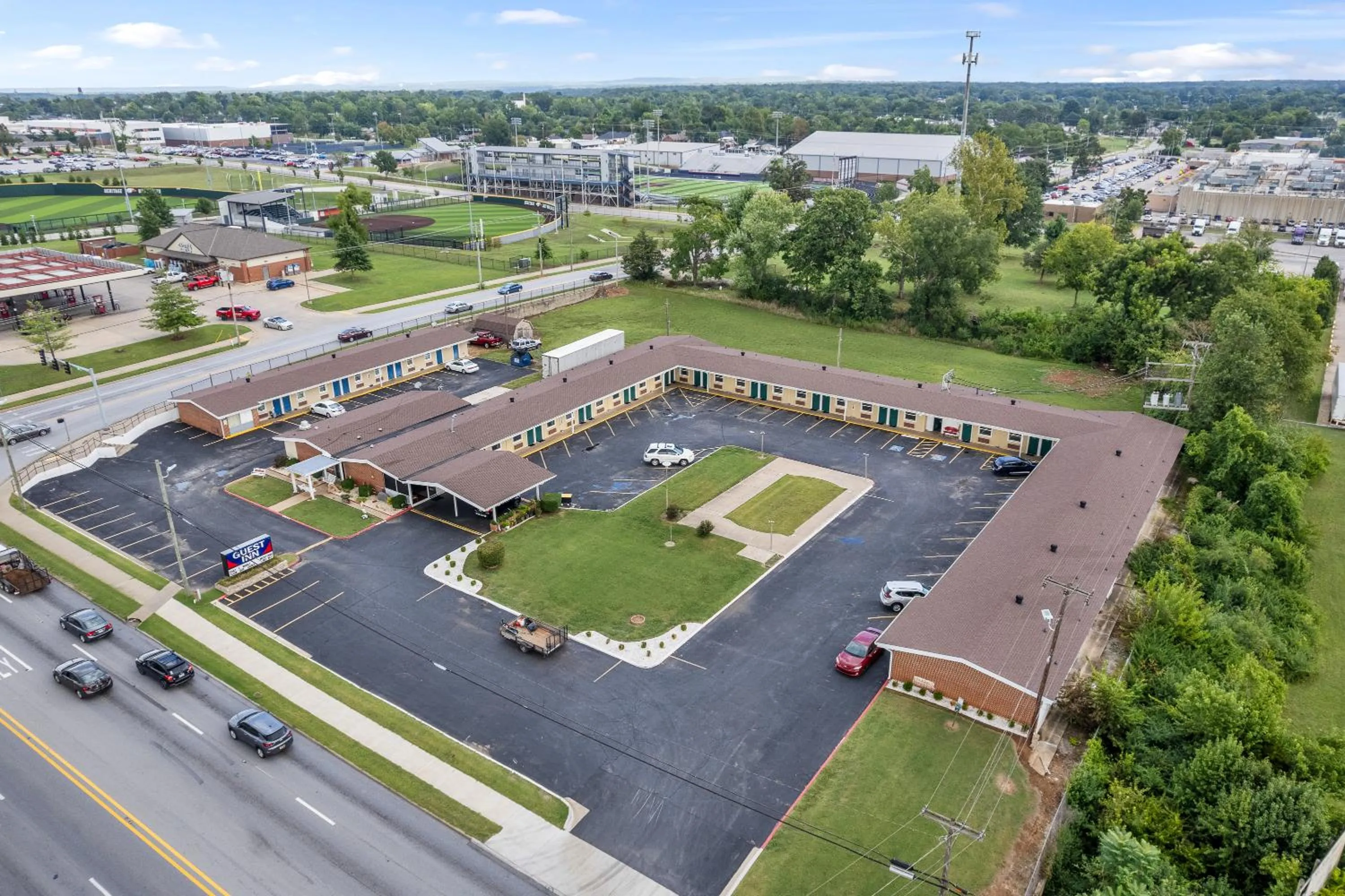 Property building in Guest Inn Rogers