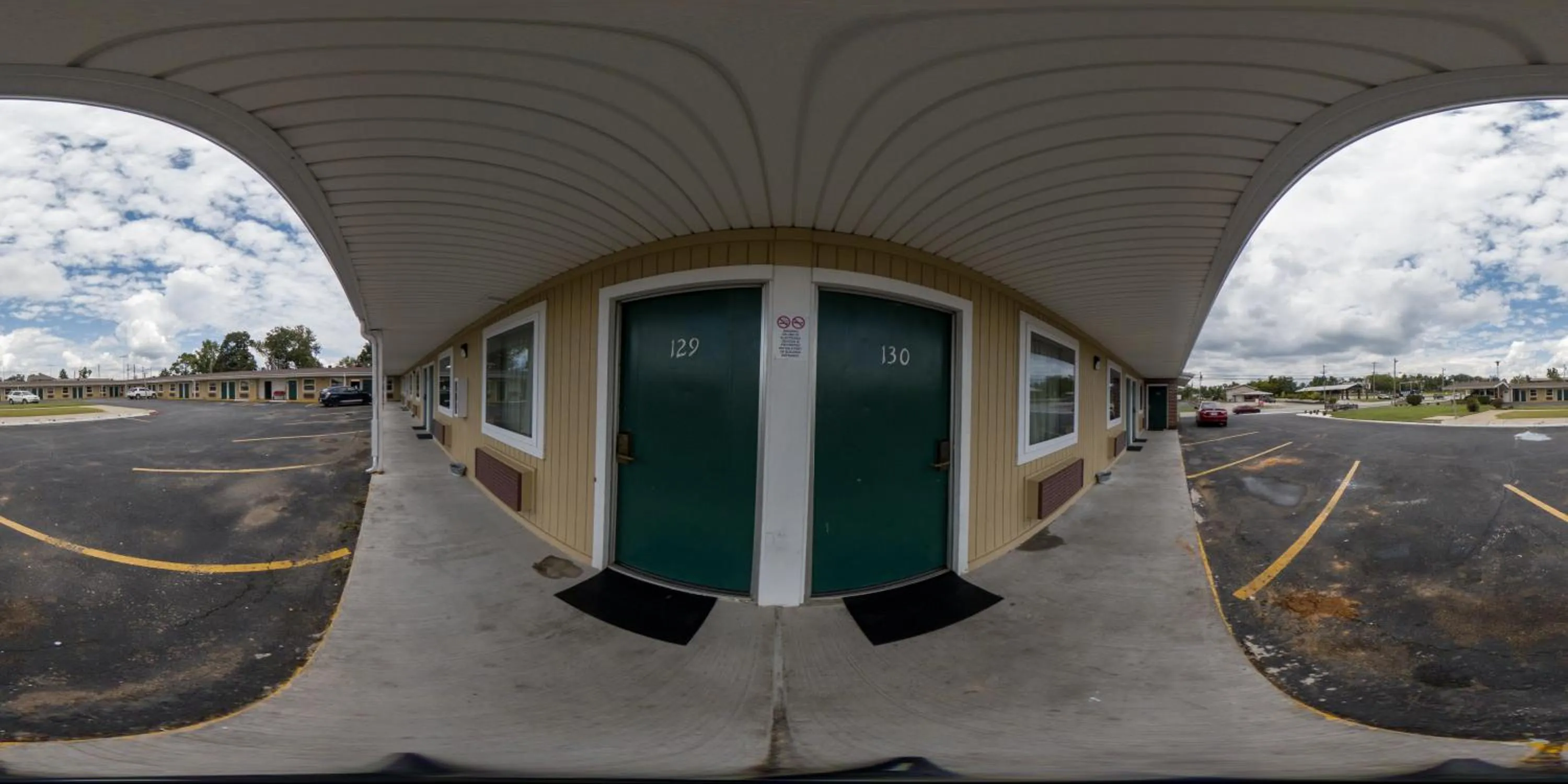 Property building in Guest Inn Rogers