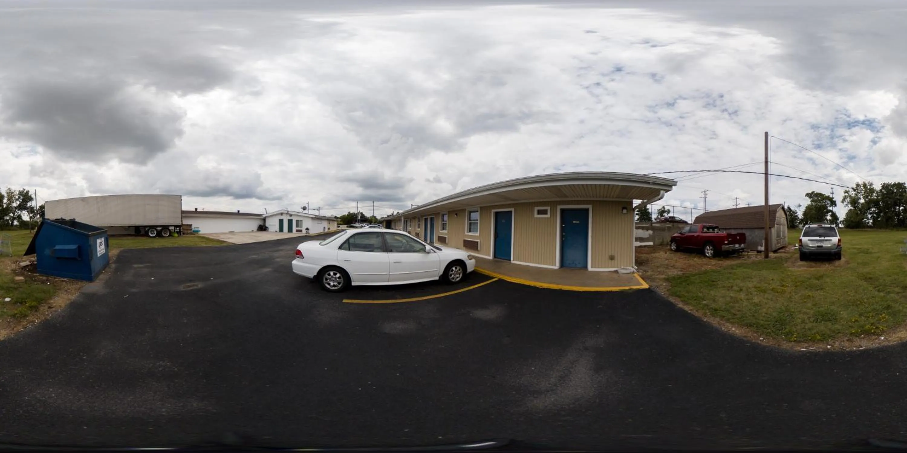 Property building in Guest Inn Rogers