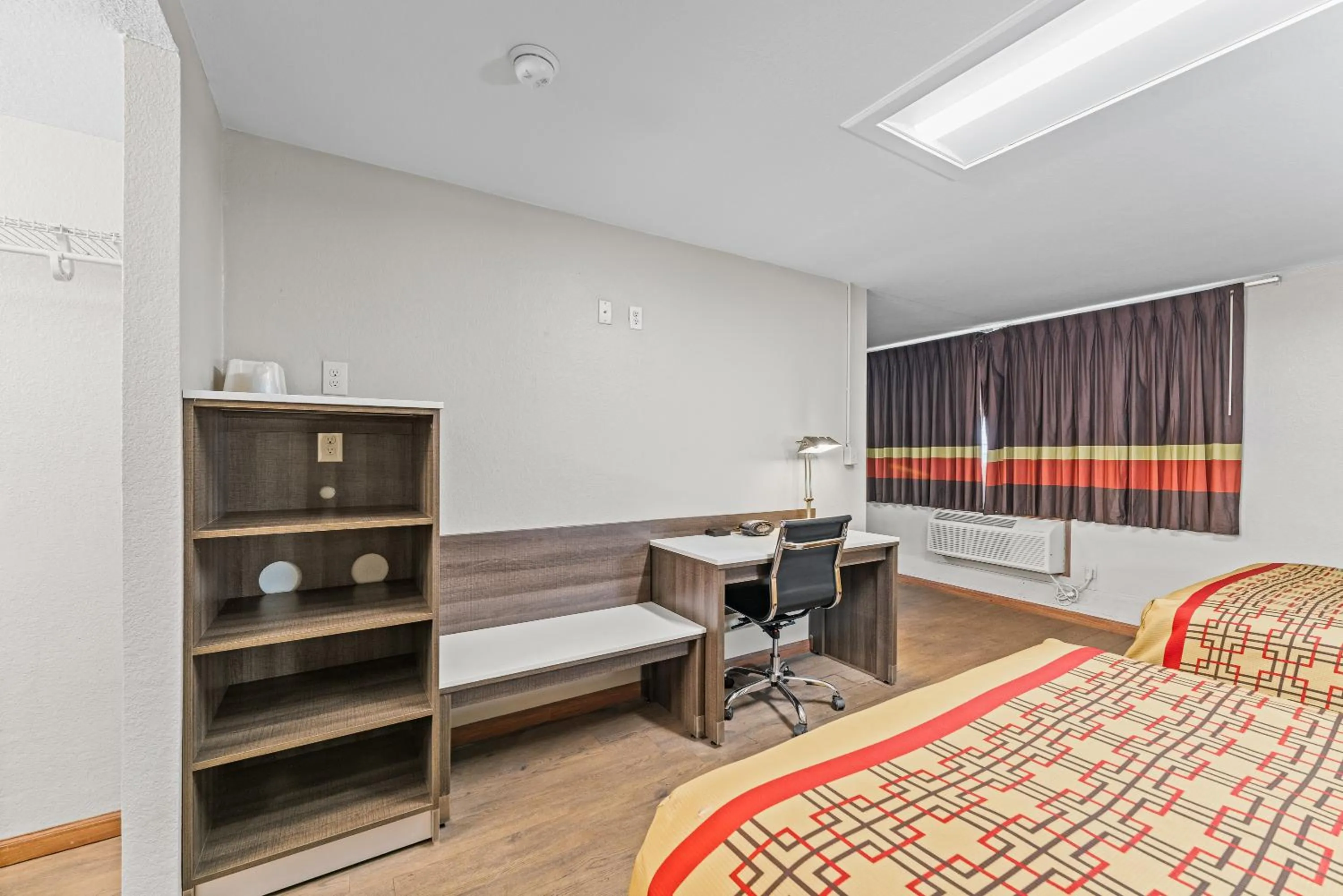 Bedroom, Bed in Guest Inn Rogers