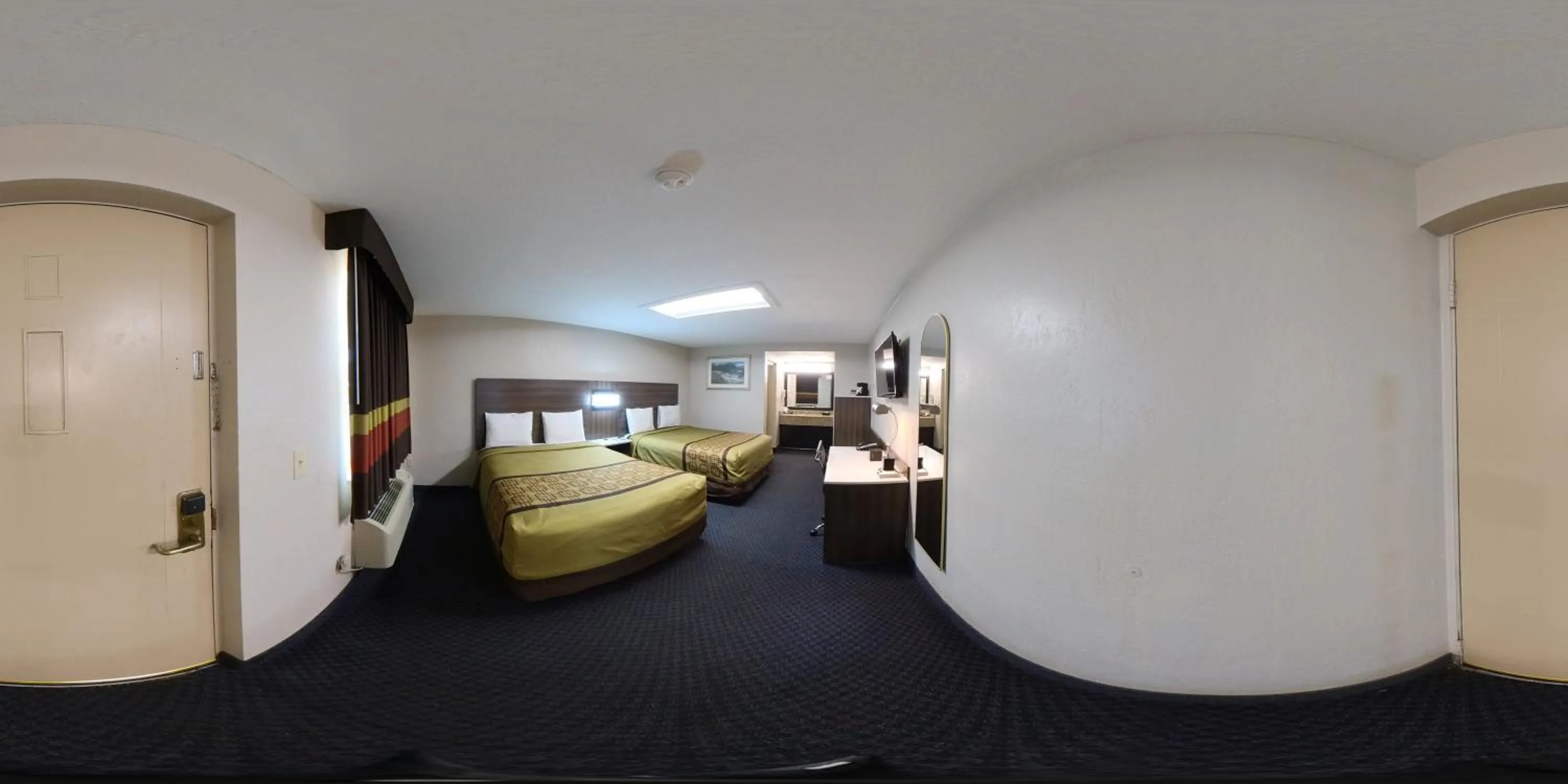 Photo of the whole room, Bed in Guest Inn Rogers