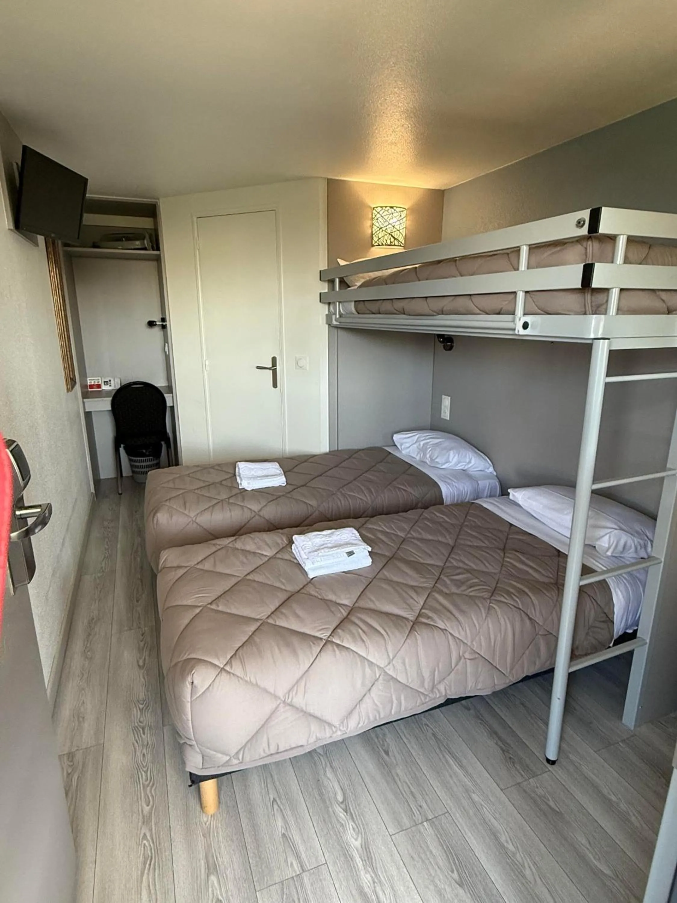 Photo of the whole room, Bed in Fasthotel Roissy - Saint-Witz