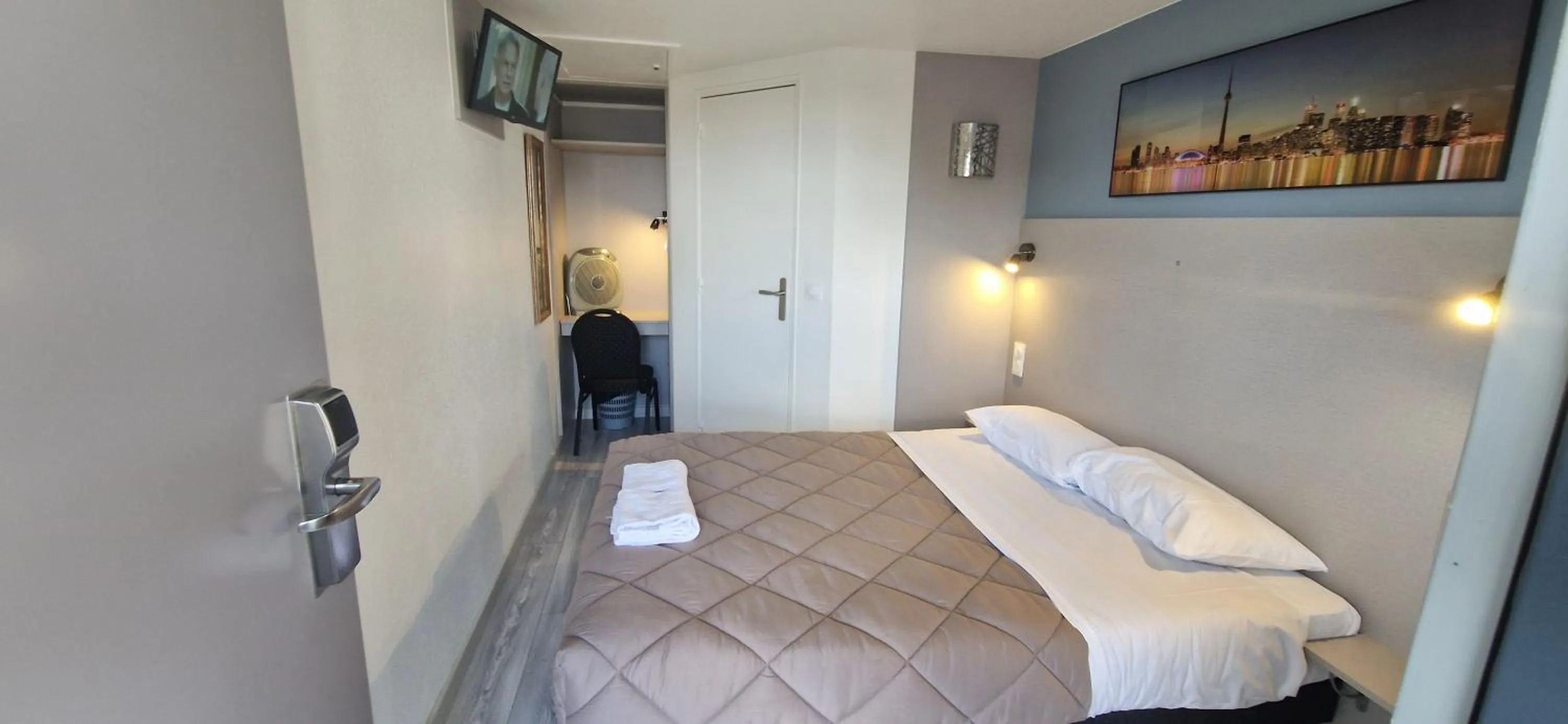 TV and multimedia, Bed in Fasthotel Roissy - Saint-Witz