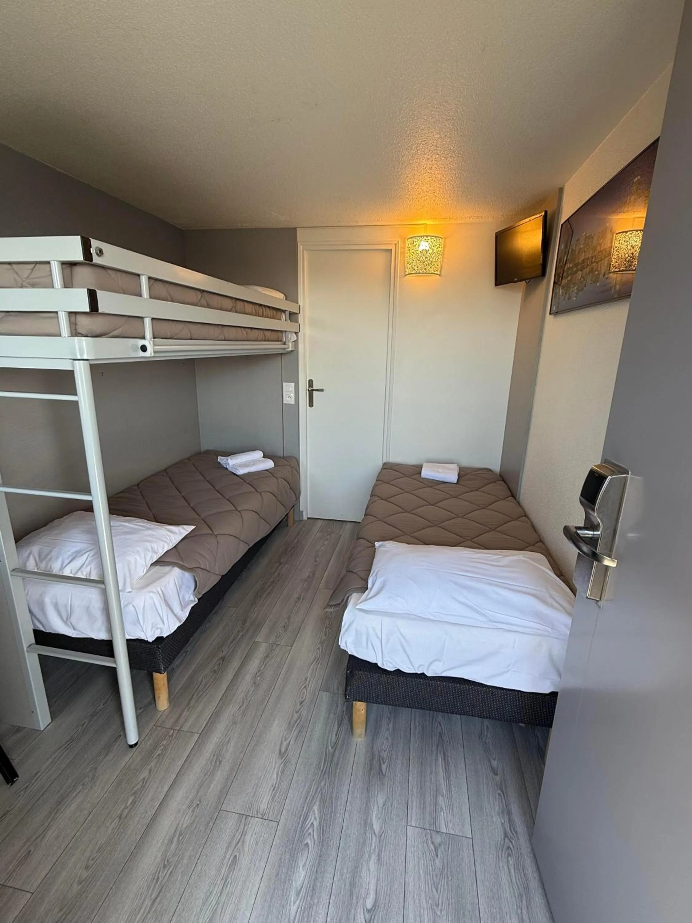 Photo of the whole room, Bed in Fasthotel Roissy - Saint-Witz