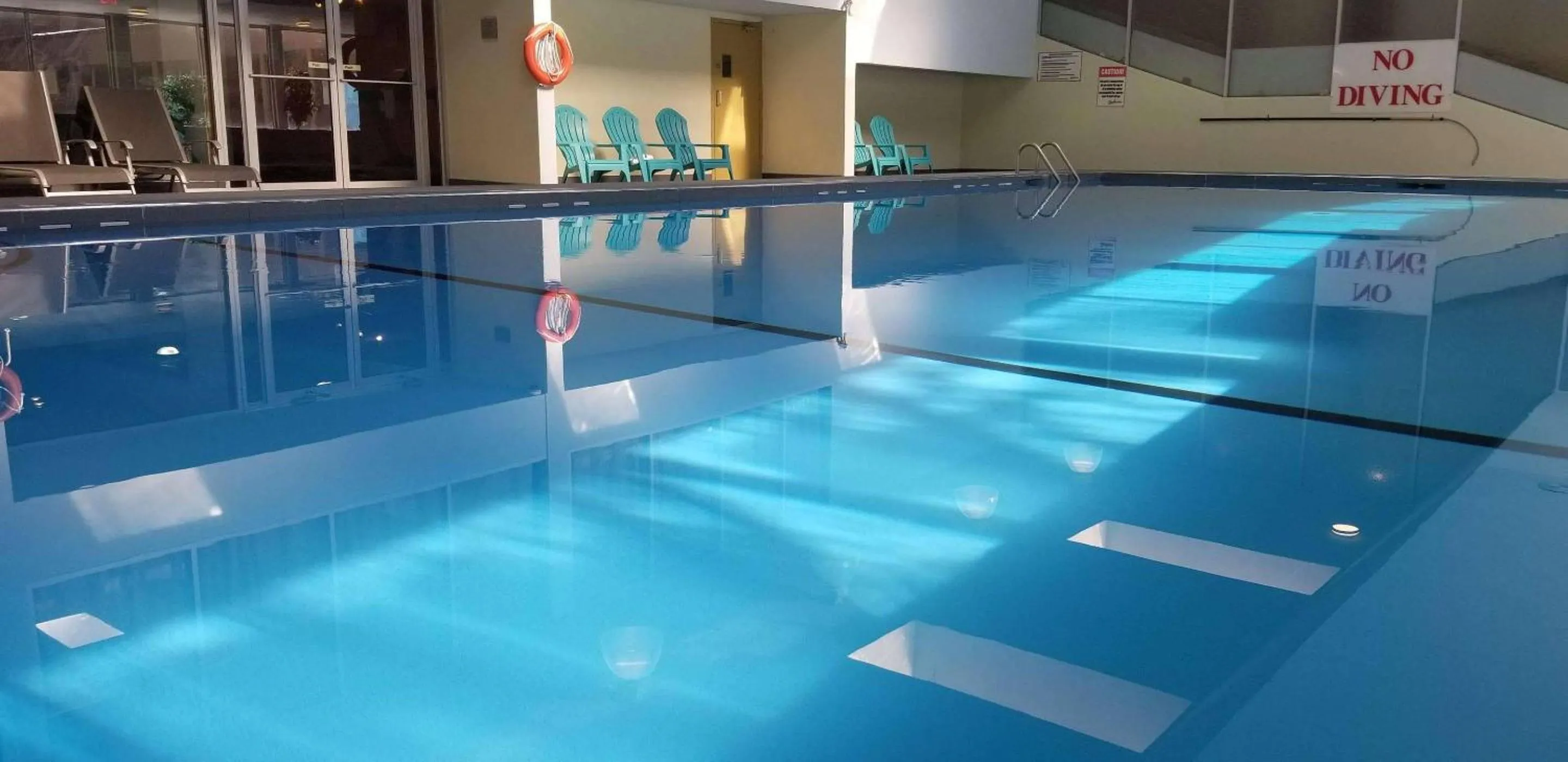 Swimming pool in Radisson Hotel Sudbury