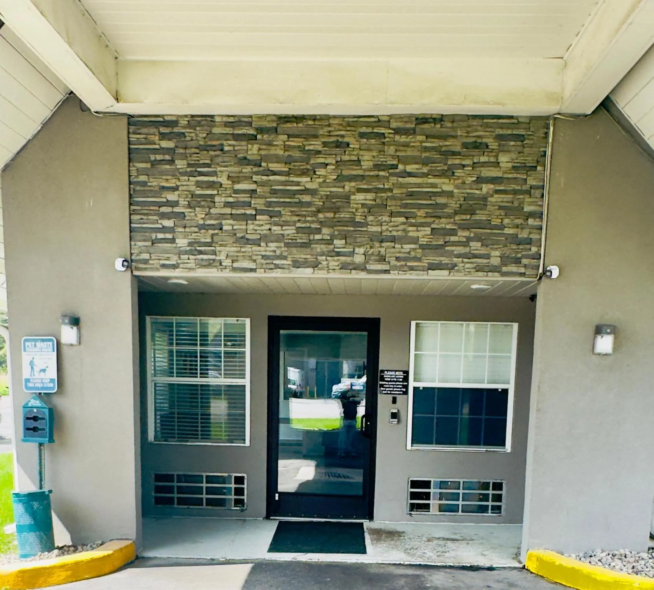 Property building in Motel 6 McGraw, NY - Cortland