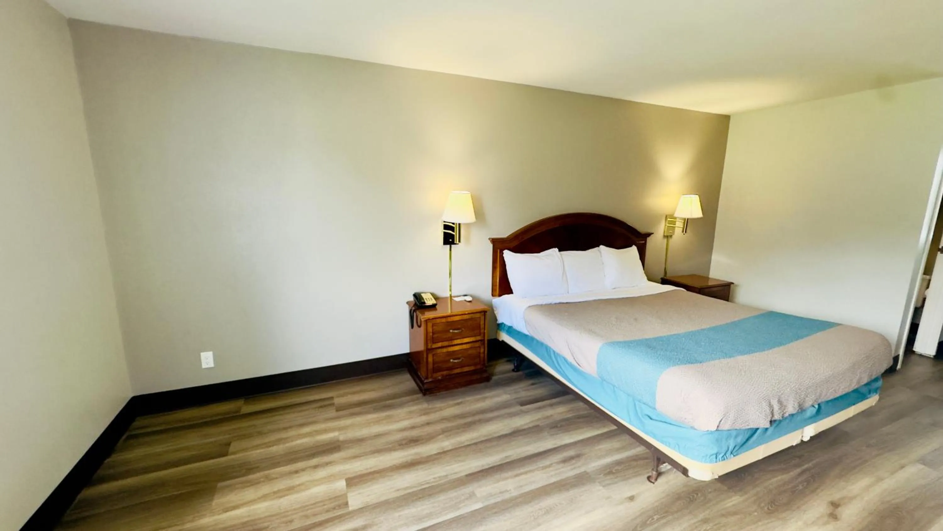 Bed in Motel 6 McGraw, NY - Cortland