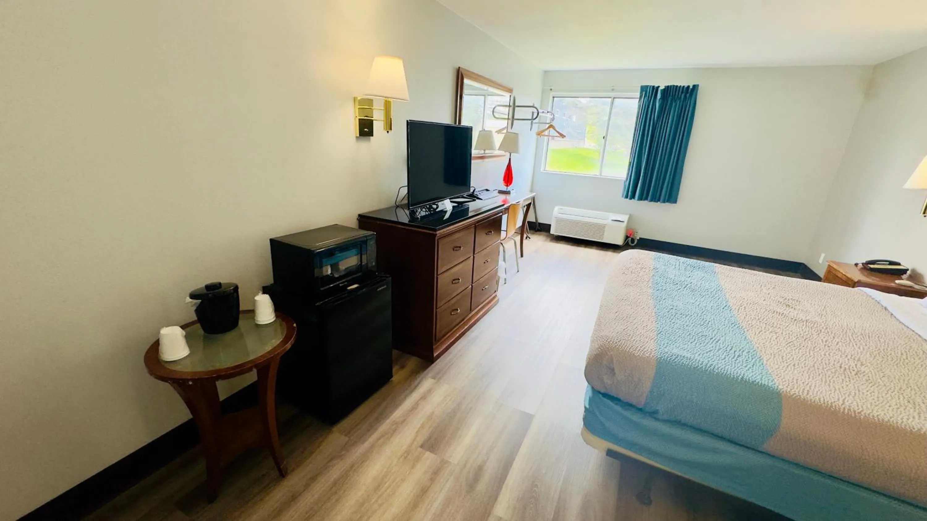 TV and multimedia, Bed in Motel 6 McGraw, NY - Cortland