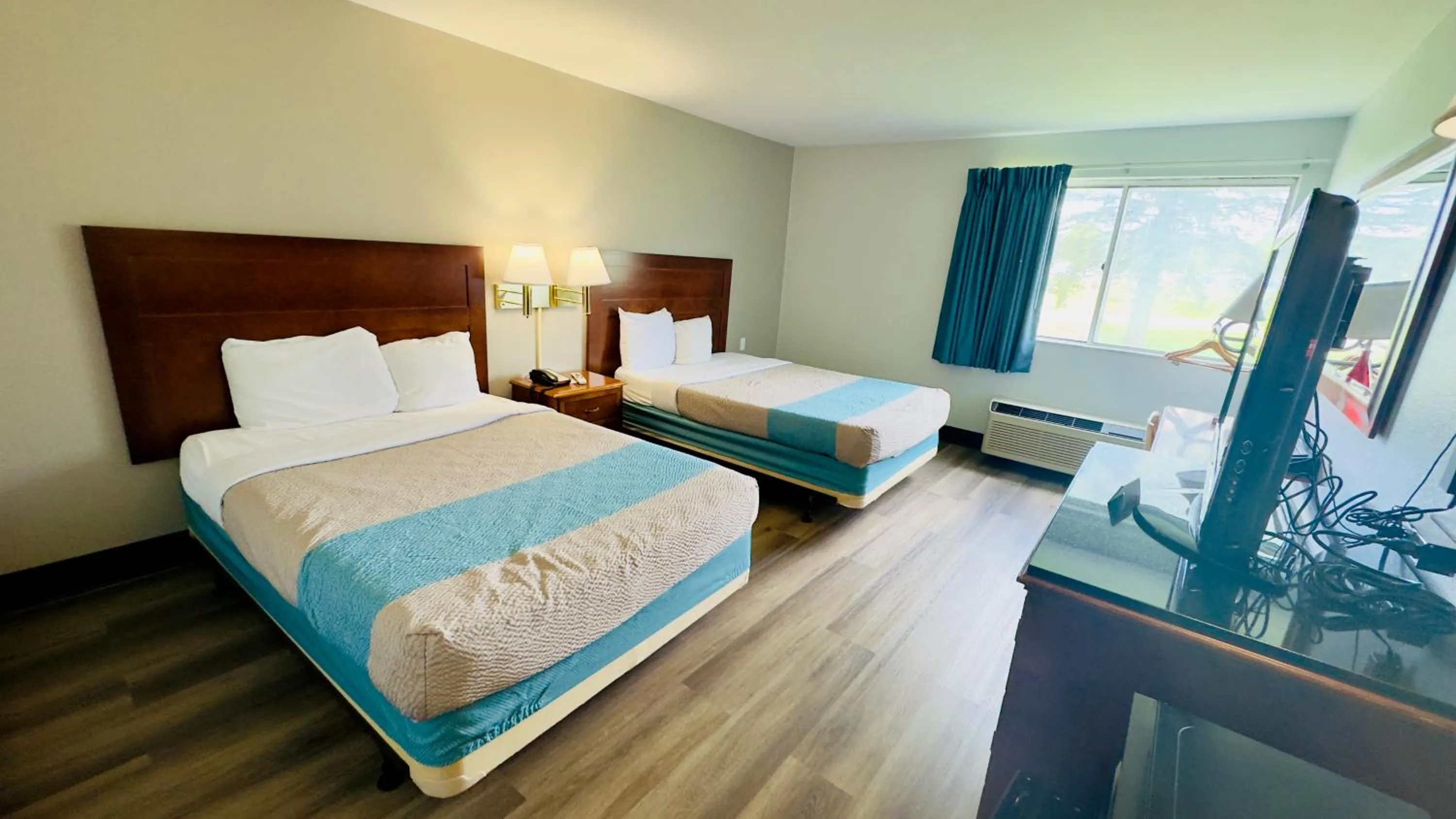 Bed in Motel 6 McGraw, NY - Cortland