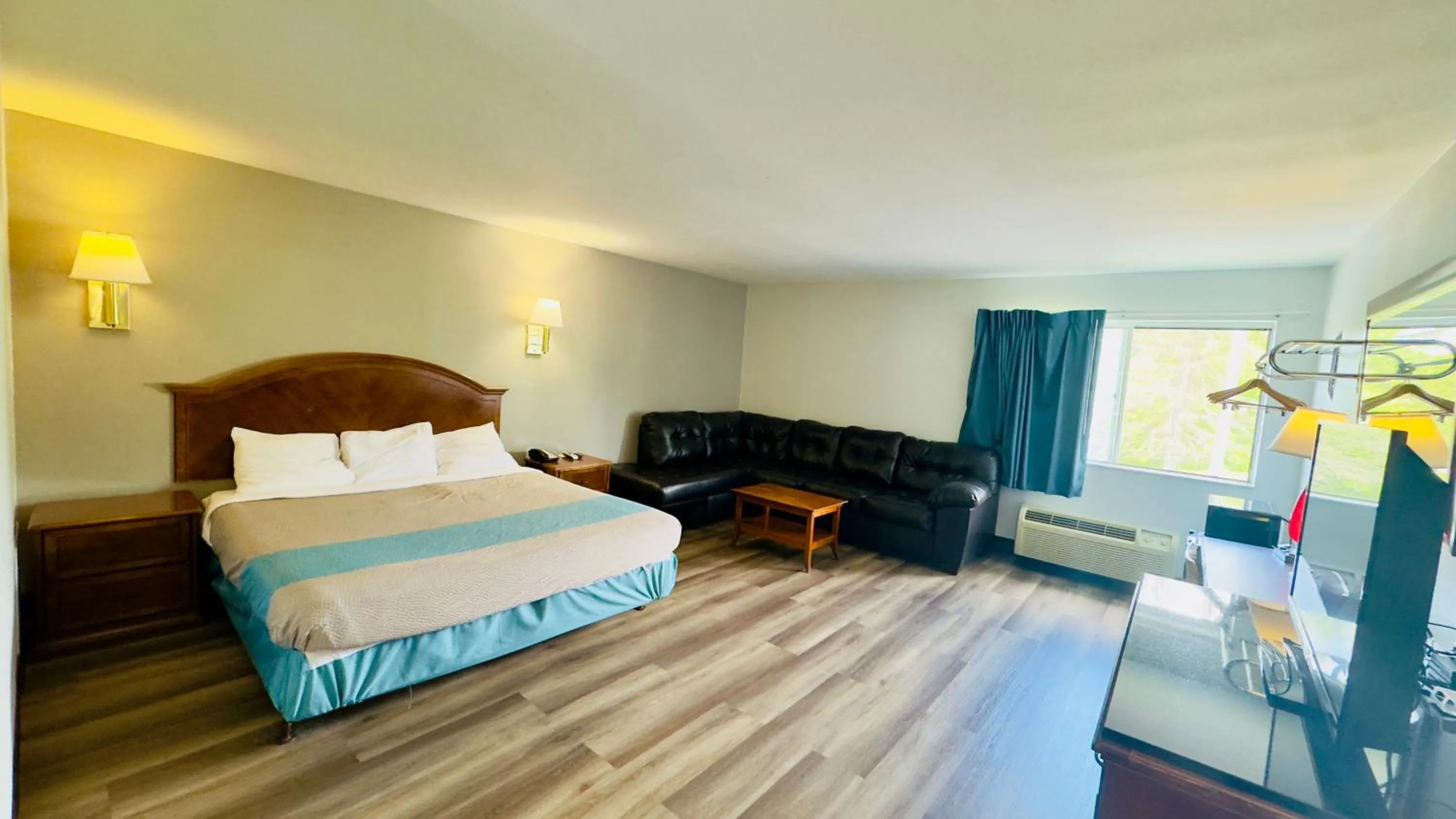 Bedroom, Bed in Motel 6 McGraw, NY - Cortland