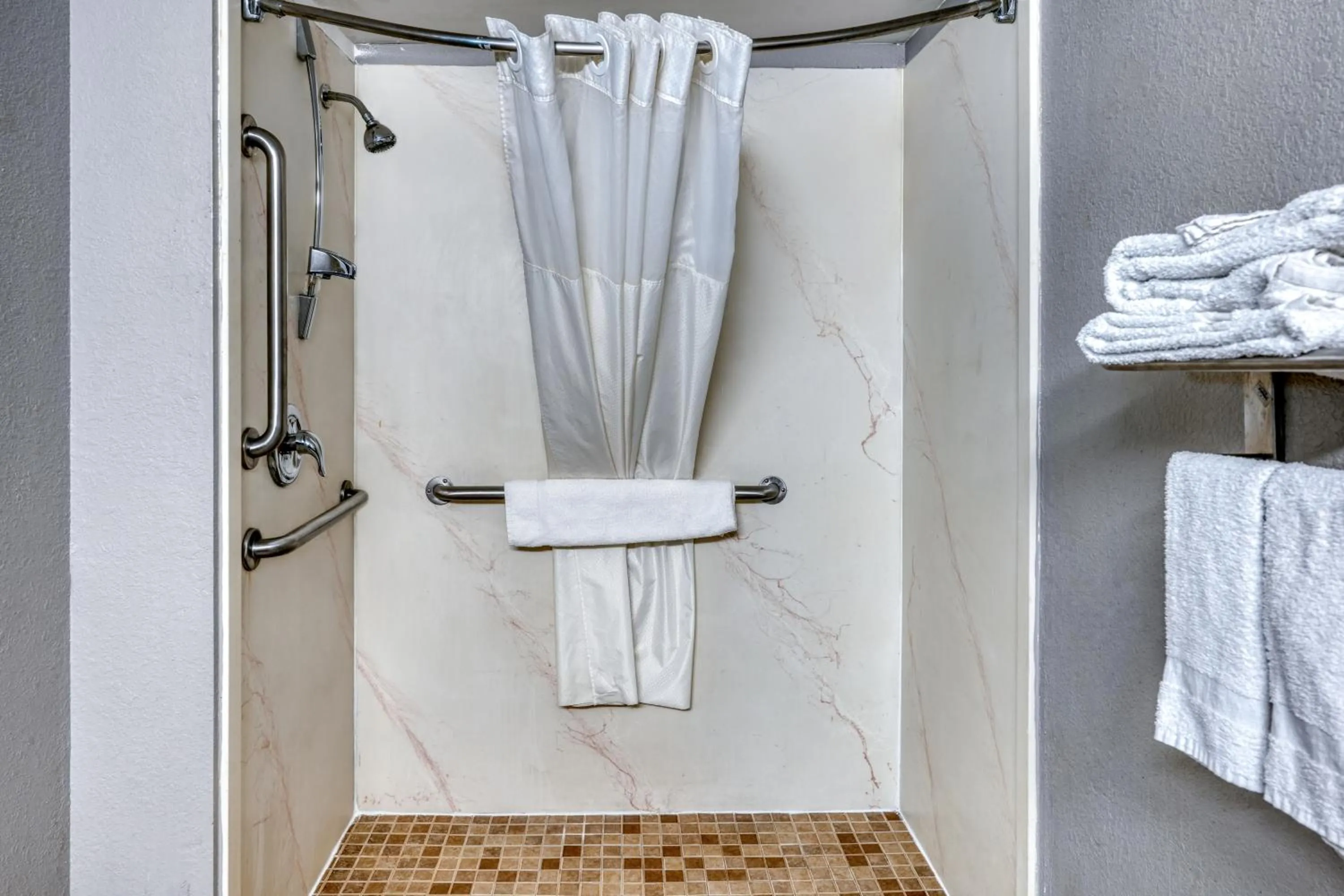 Shower in Red Carpet Inn Philadelphia Airport