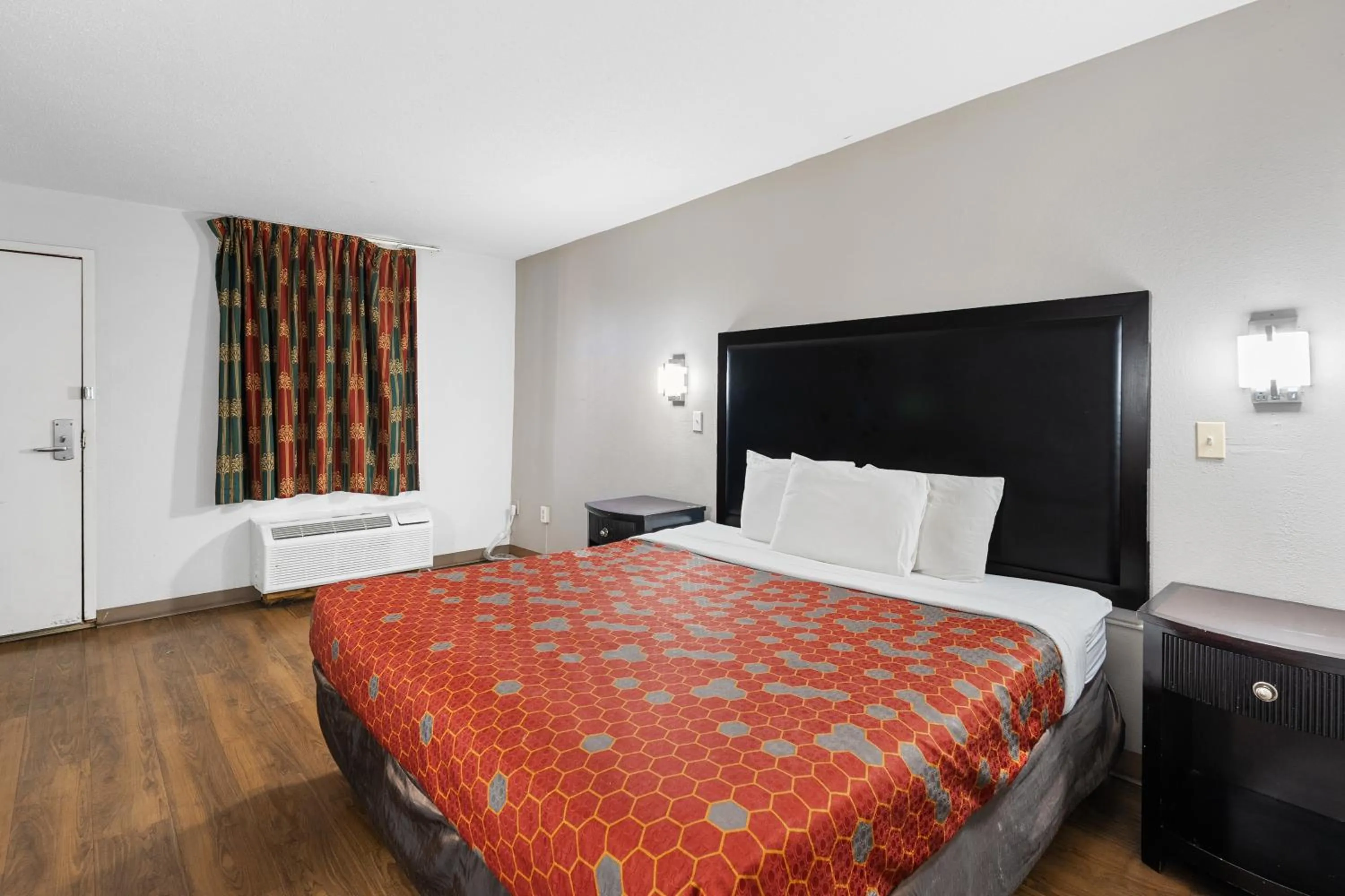 TV and multimedia, Bed in Red Carpet Inn Philadelphia Airport