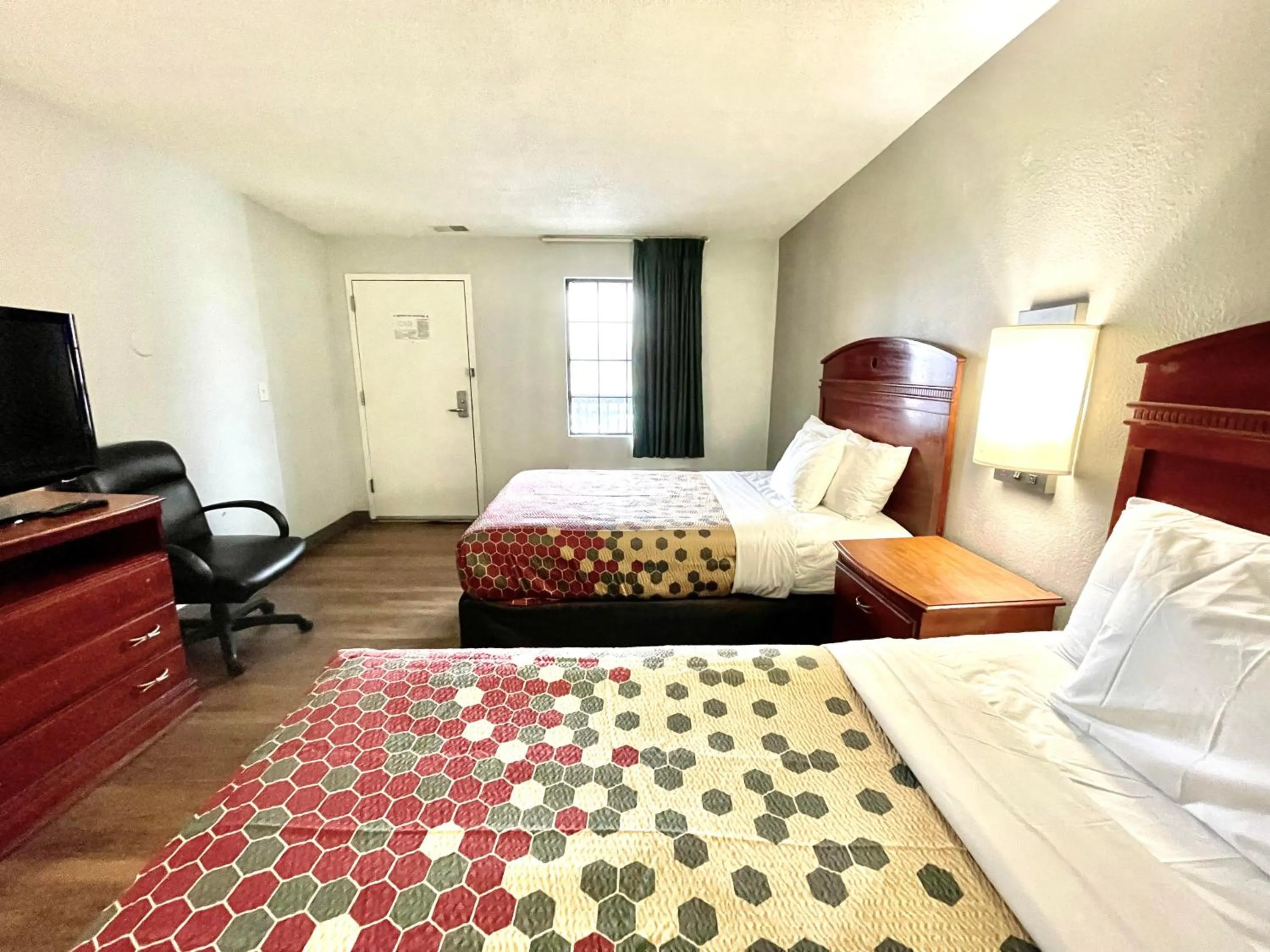 Bed in Red Carpet Inn Philadelphia Airport