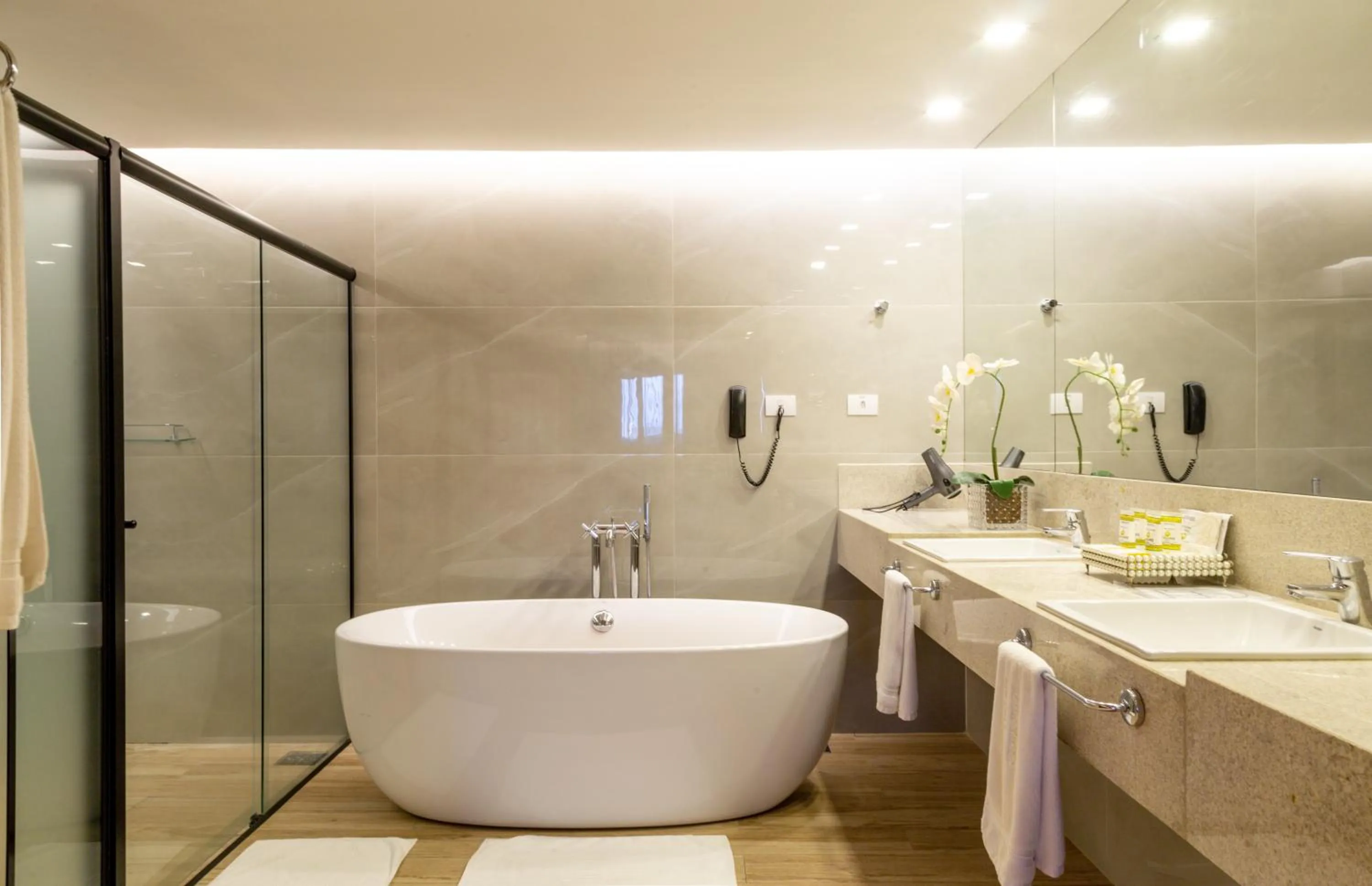 Bath in Blue Tree Towers Rio Poty