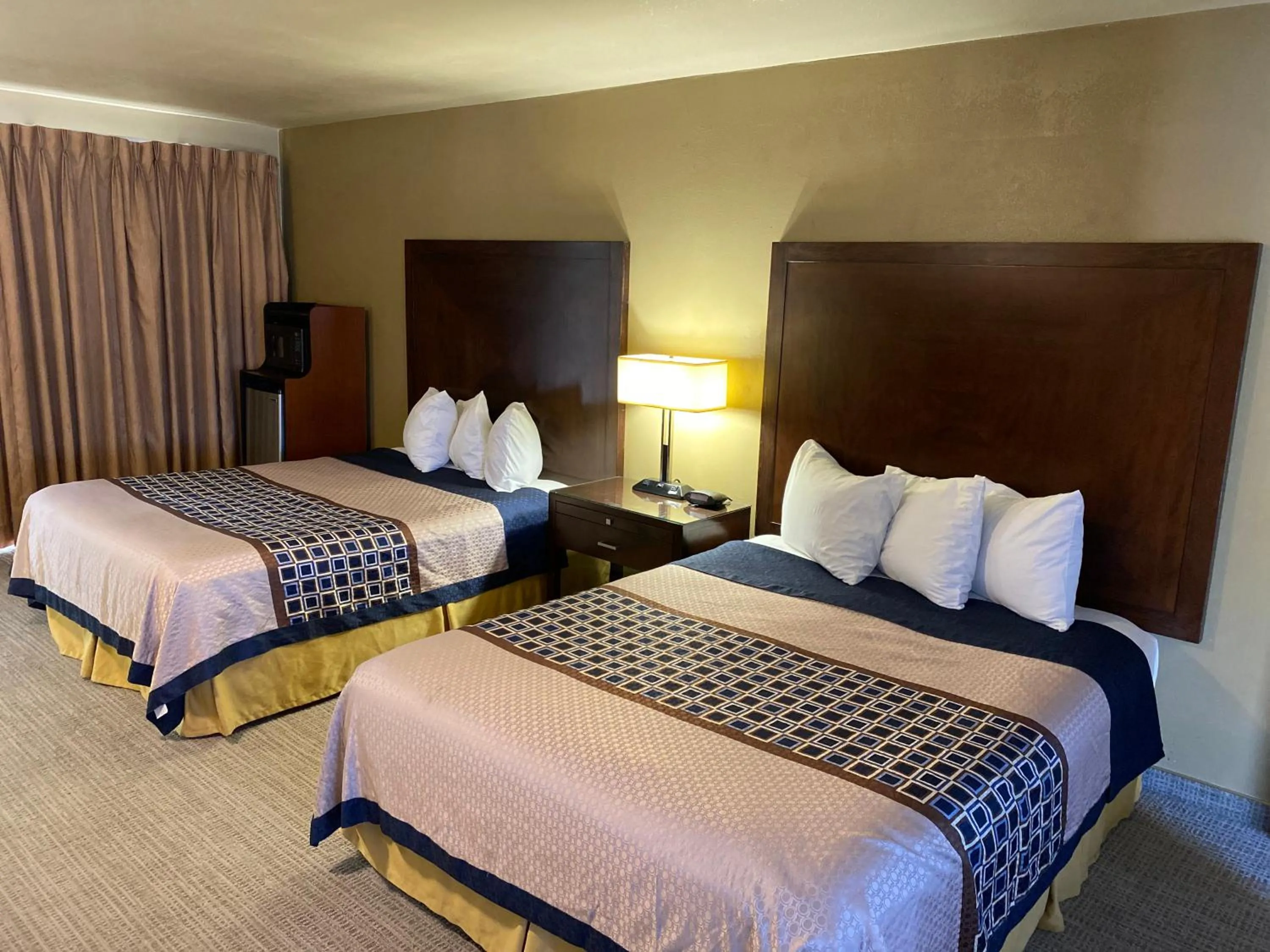 Bed in Vino Inn & Suites