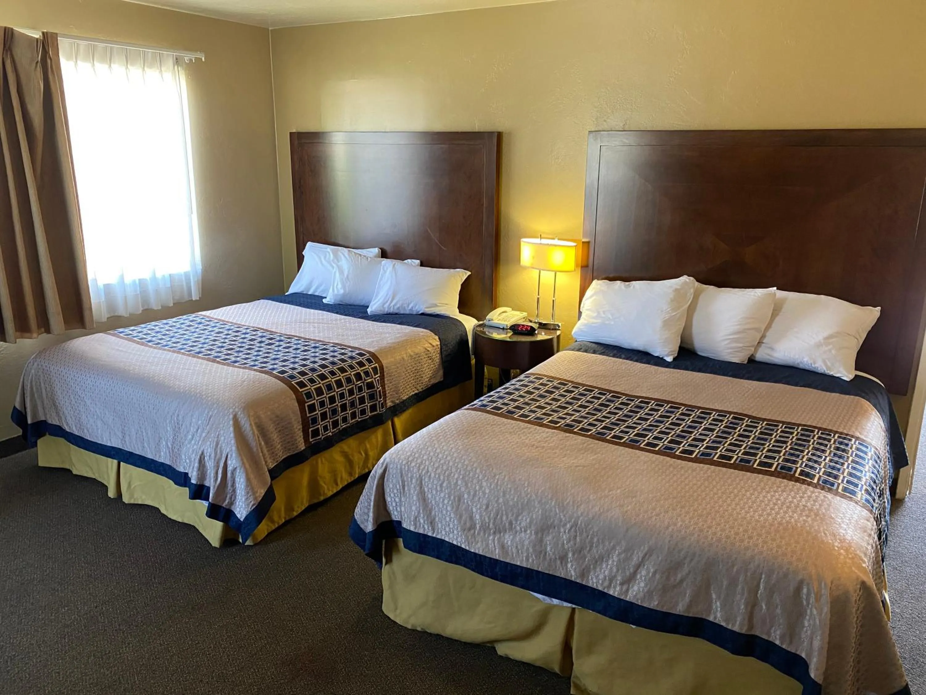 Bed in Vino Inn & Suites