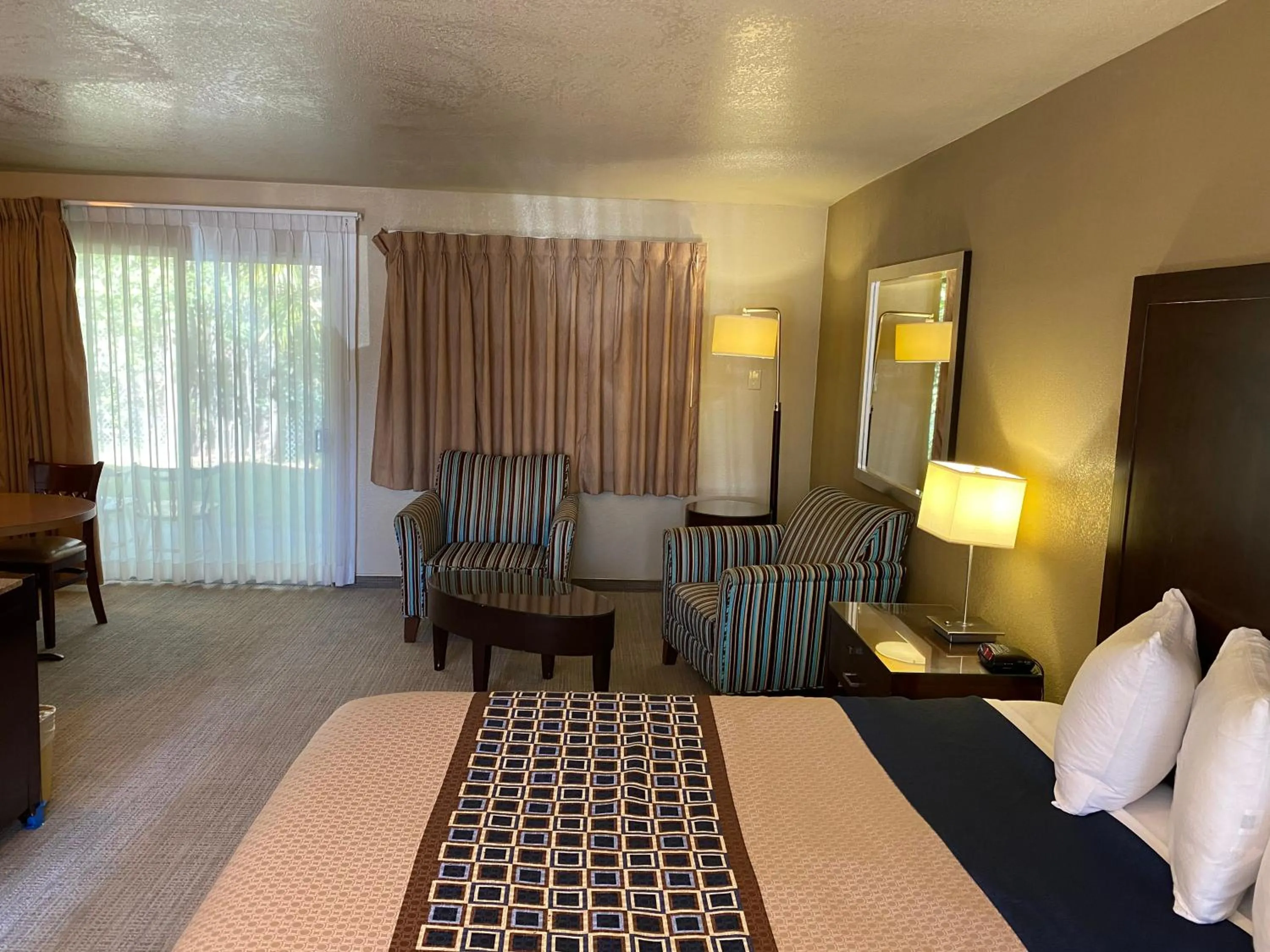 Bed in Vino Inn & Suites