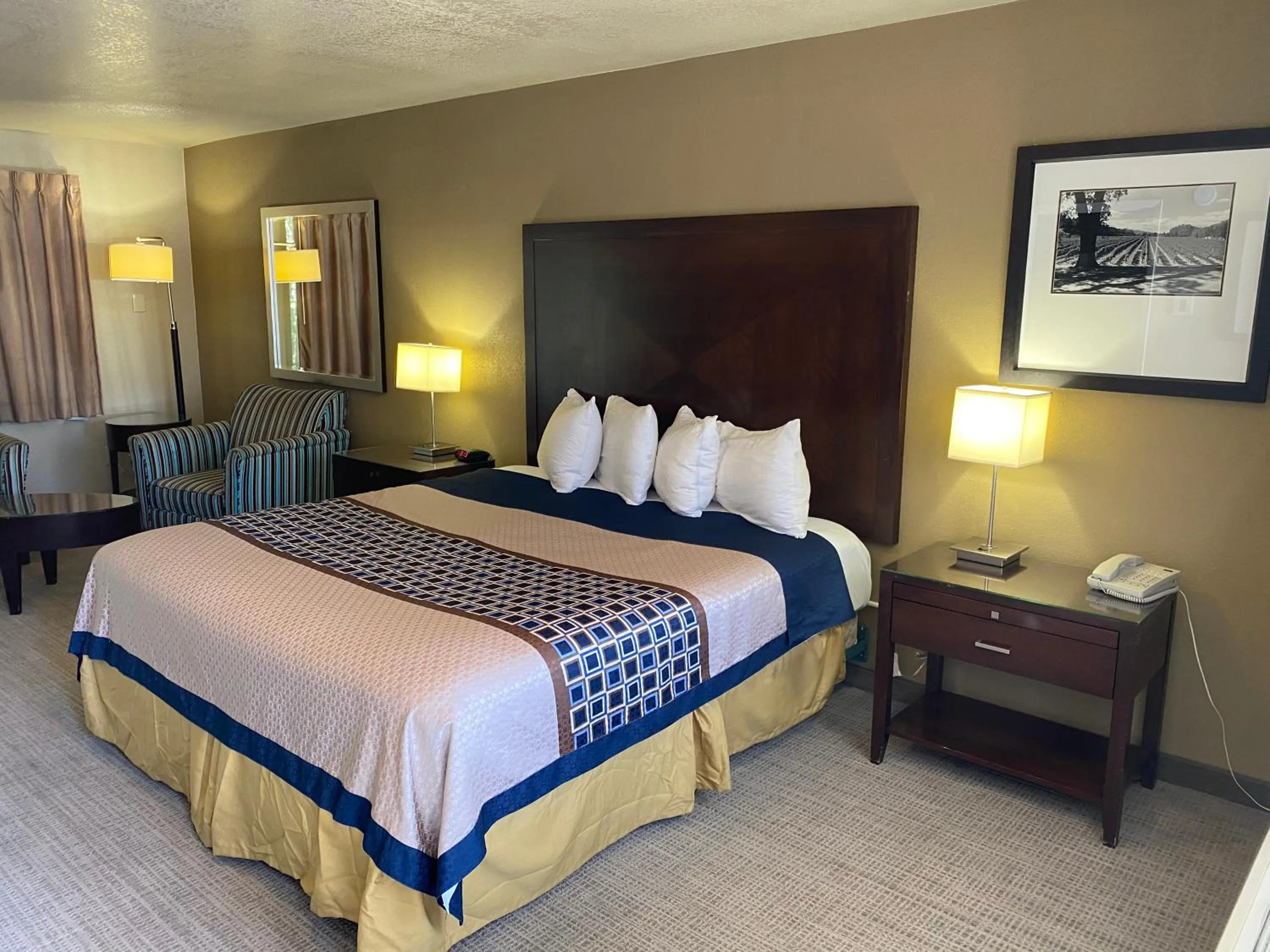 Bed in Vino Inn & Suites