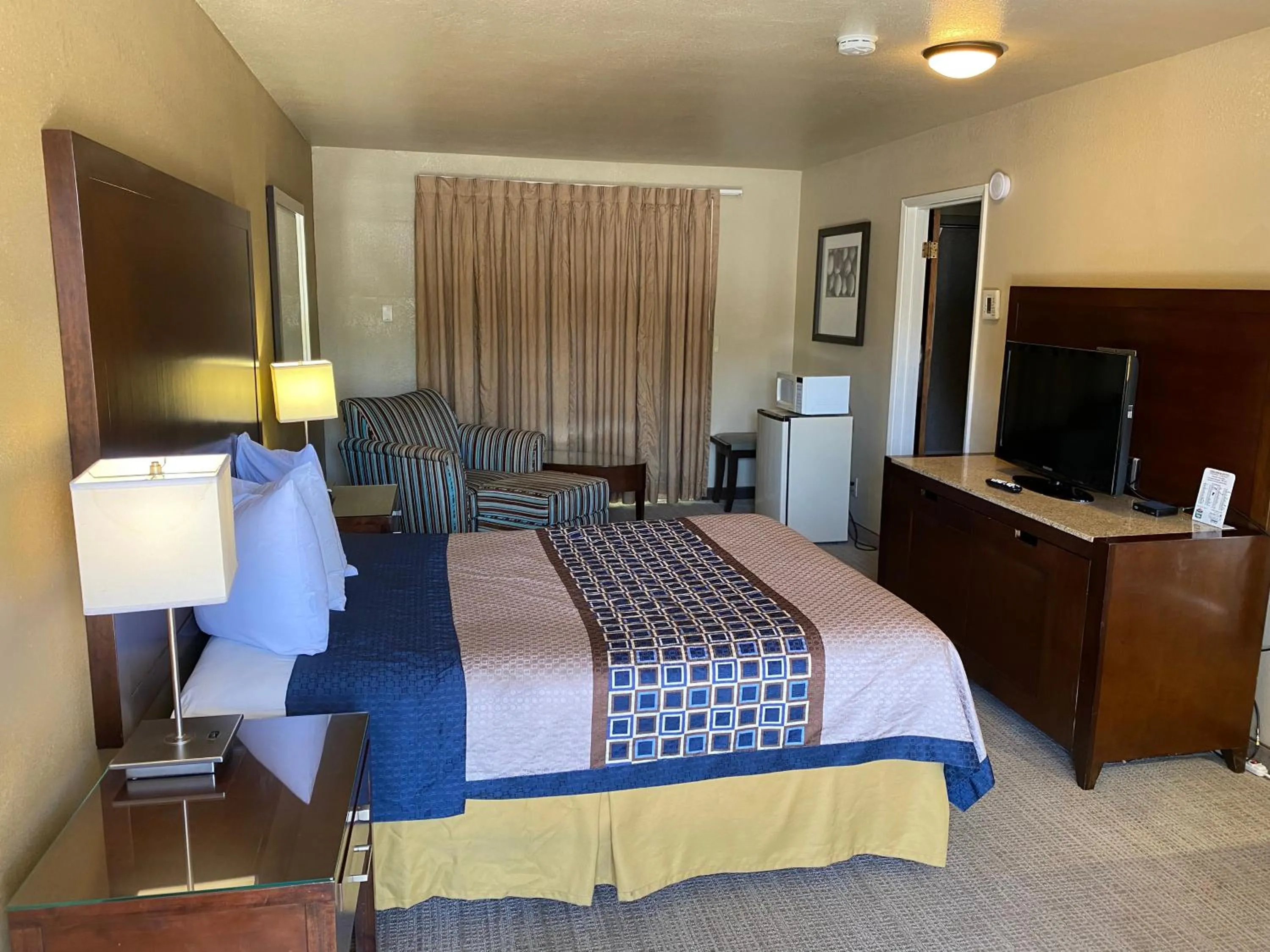 Bed in Vino Inn & Suites