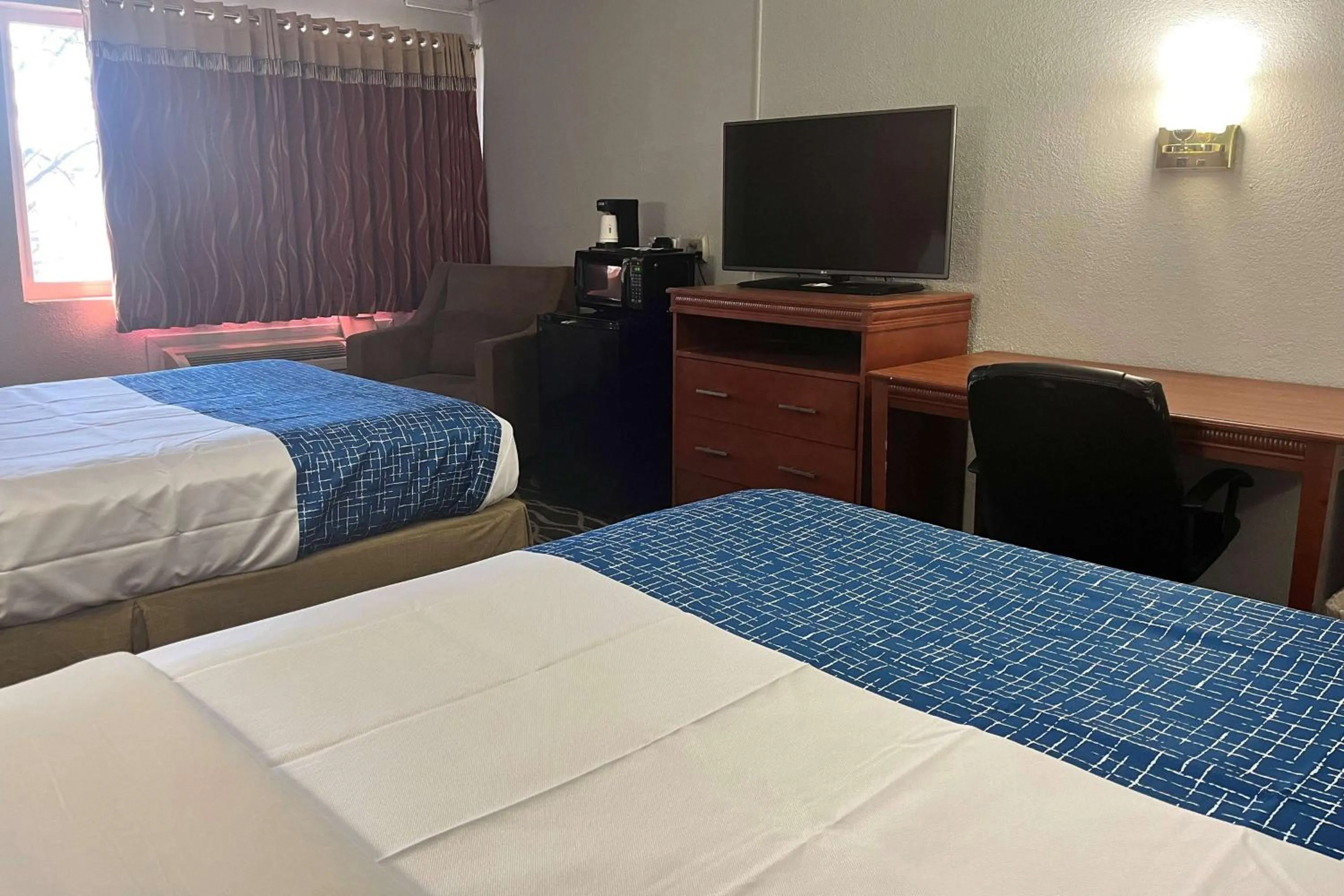 Photo of the whole room, Bed in Travelodge by Wyndham Terre Haute