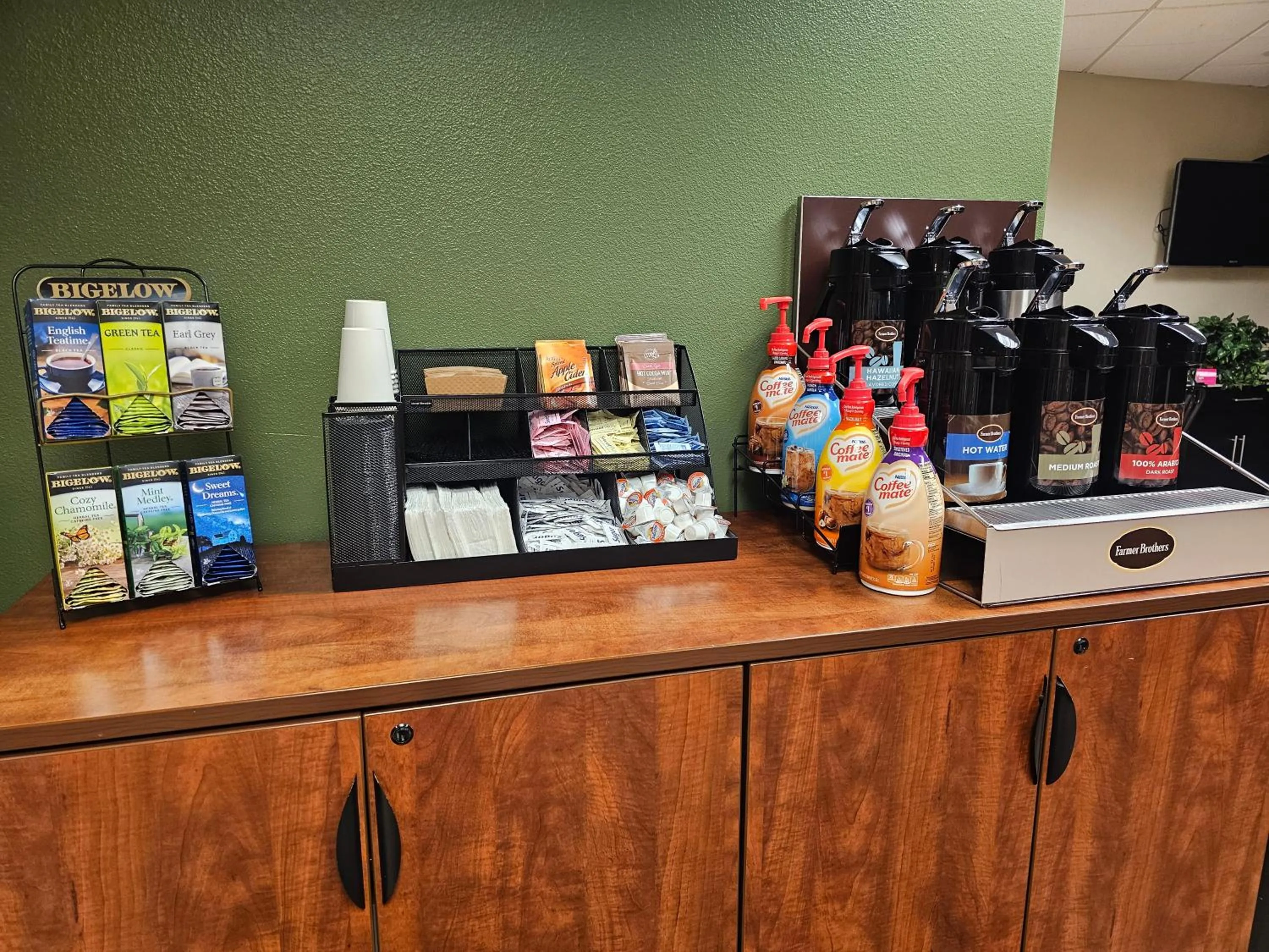 Coffee/tea facilities in Broadway Inn Conference Center