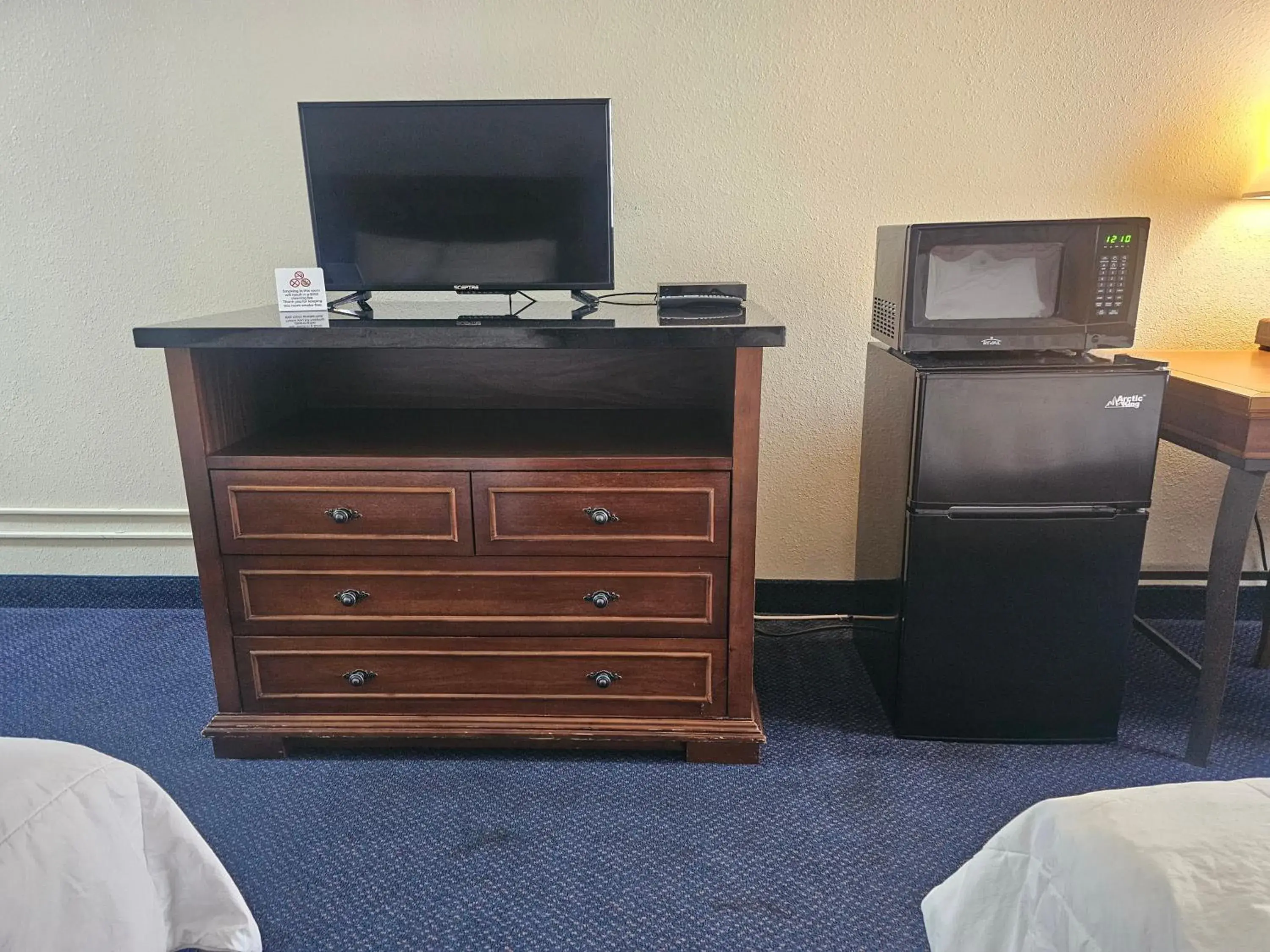 Superior Queen Room with Two Queen Beds in Broadway Inn Conference Center Superior Queen Room with Two Queen Beds in Broadway Inn Conference Center