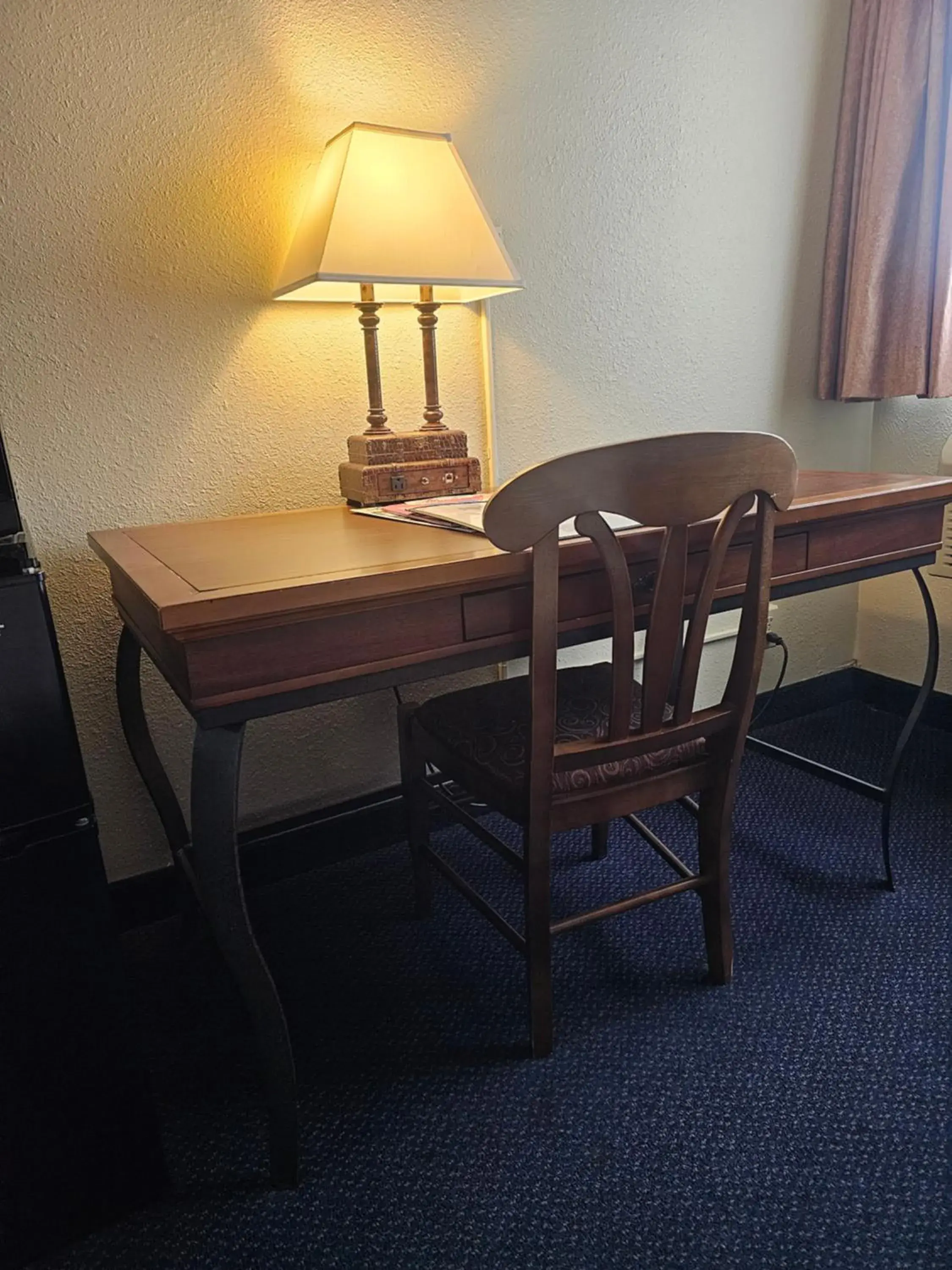 Deluxe Queen Room with Two Queen Beds in Broadway Inn Conference Center Deluxe Queen Room with Two Queen Beds in Broadway Inn Conference Center