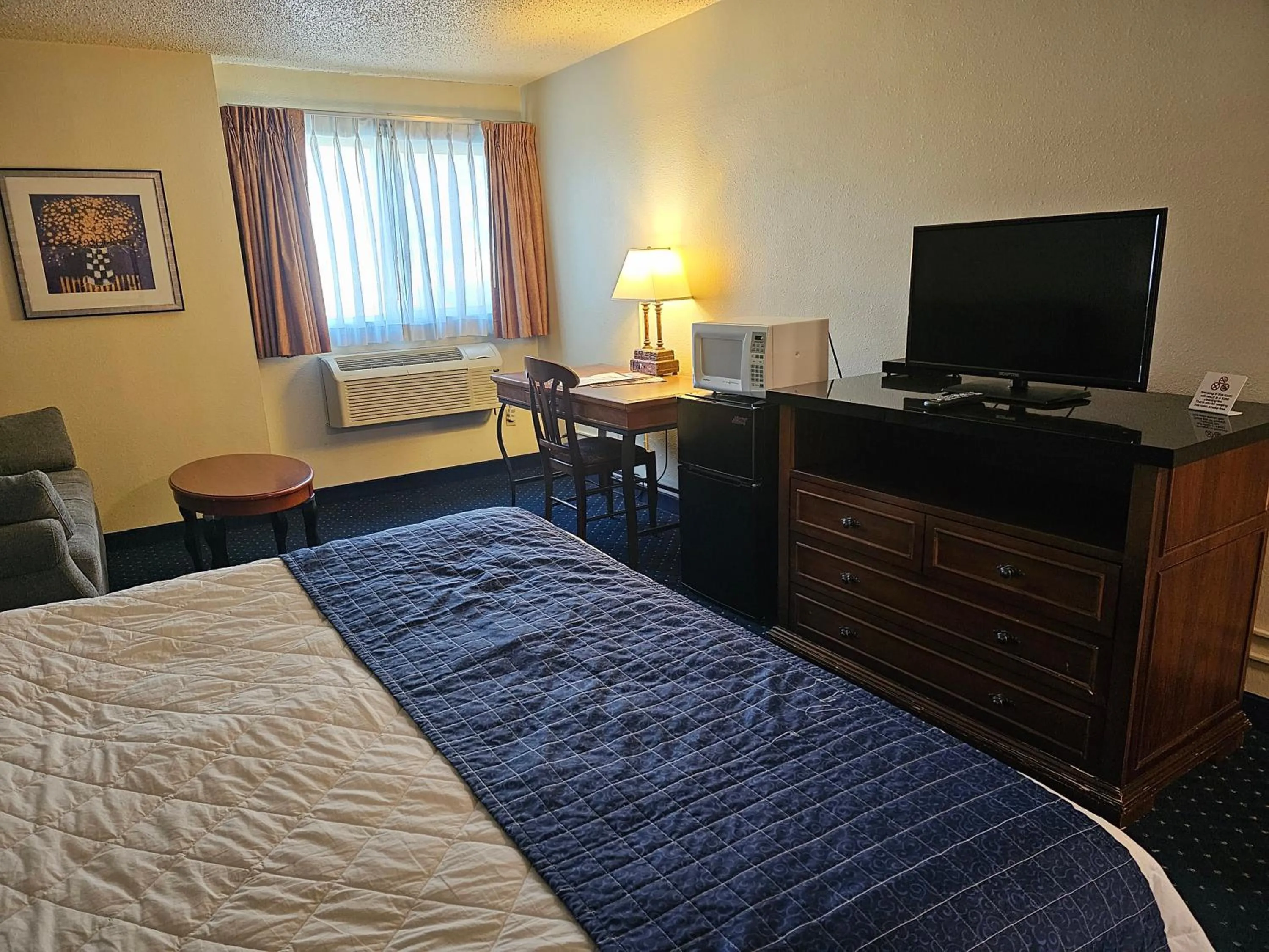 Photo of the whole room, Bed in Broadway Inn Conference Center